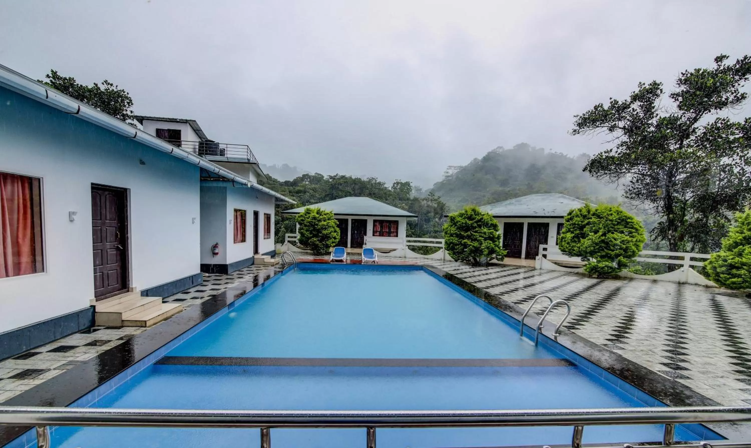 Swimming pool in Misty Garden Resort and SPA