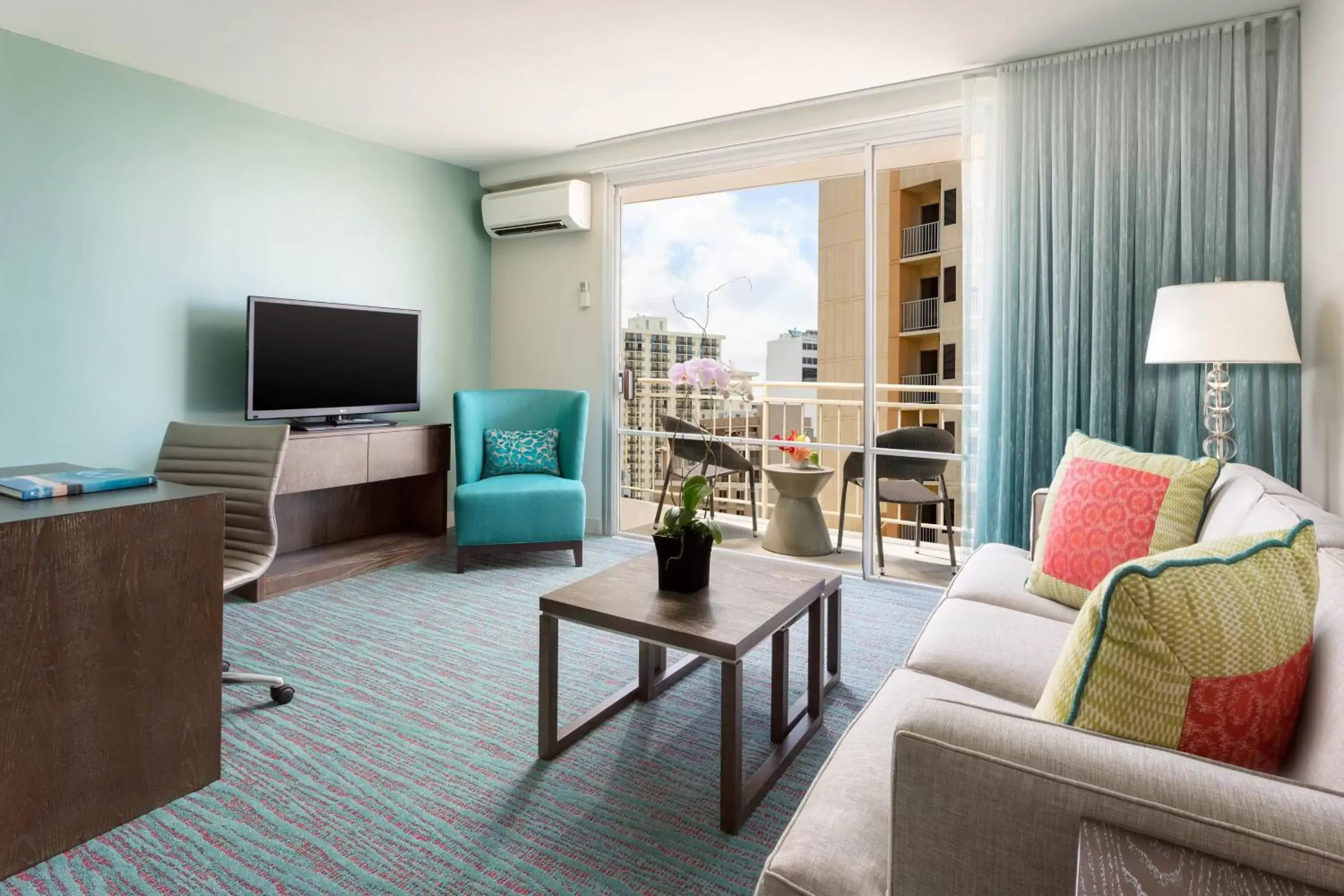 Bedroom, Seating Area in Courtyard by Marriott Waikiki Beach