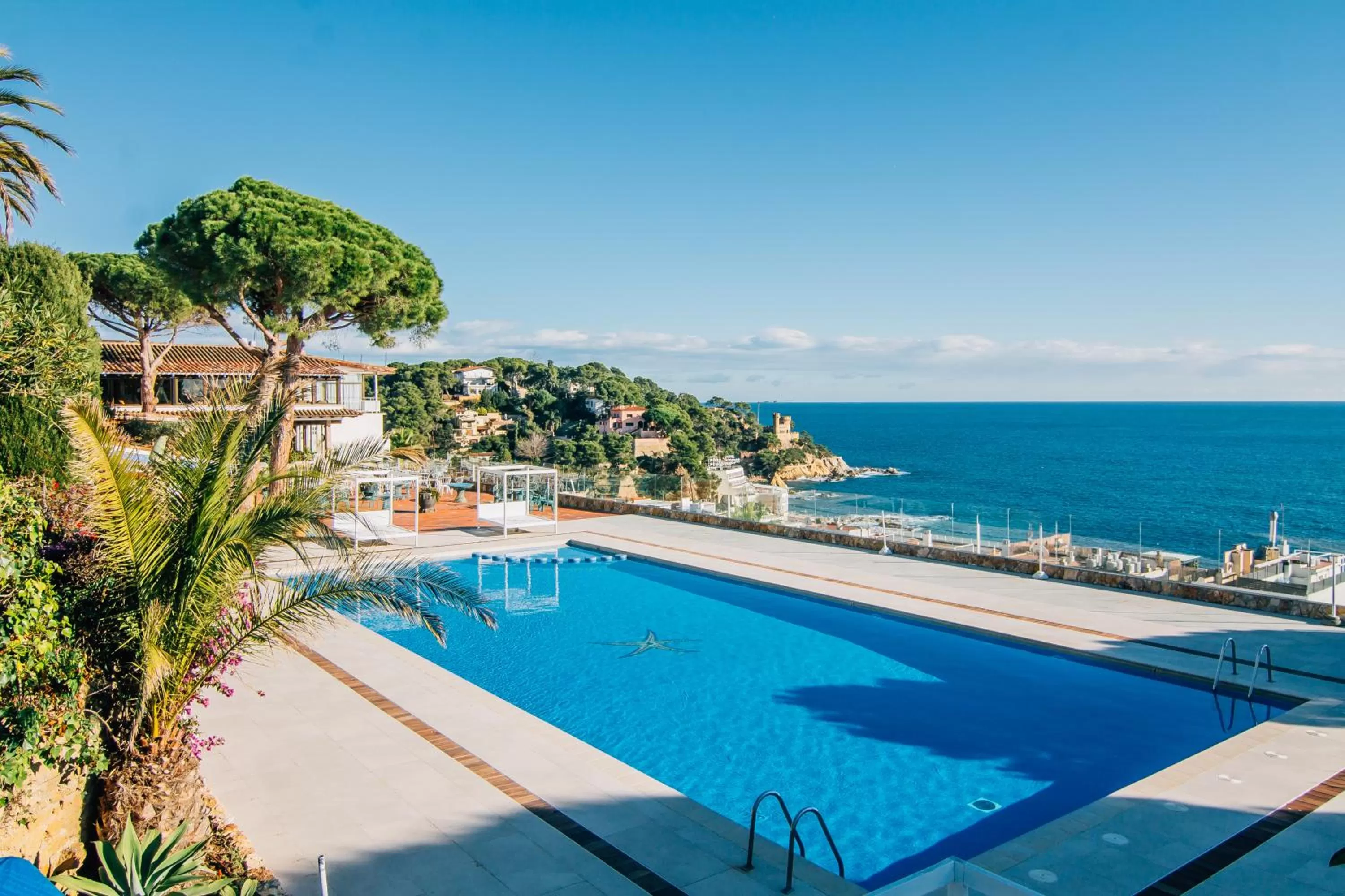 Swimming pool in Hotel Roger de Flor by Seleqtta