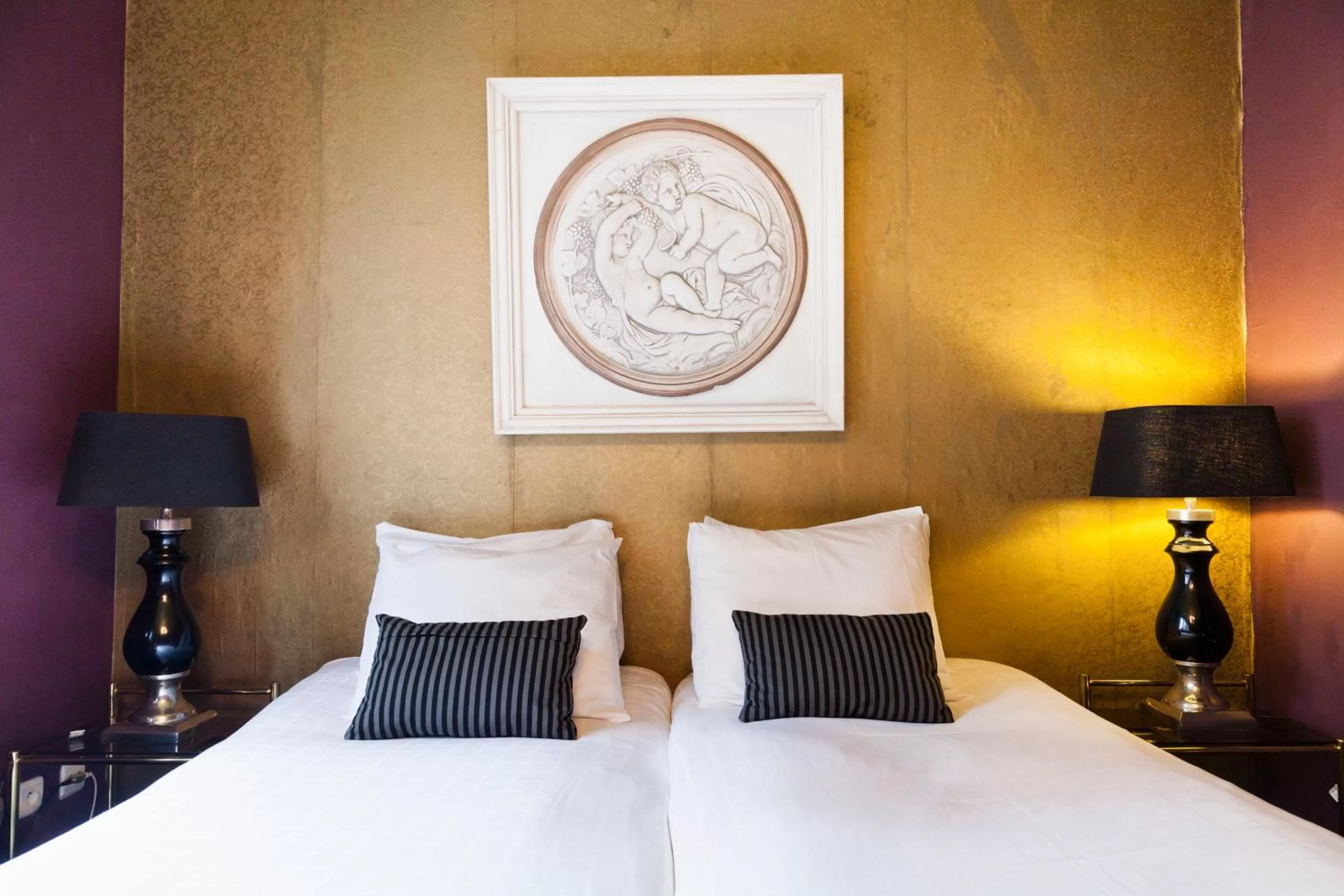 Bed in Hotel Diamonds and Pearls