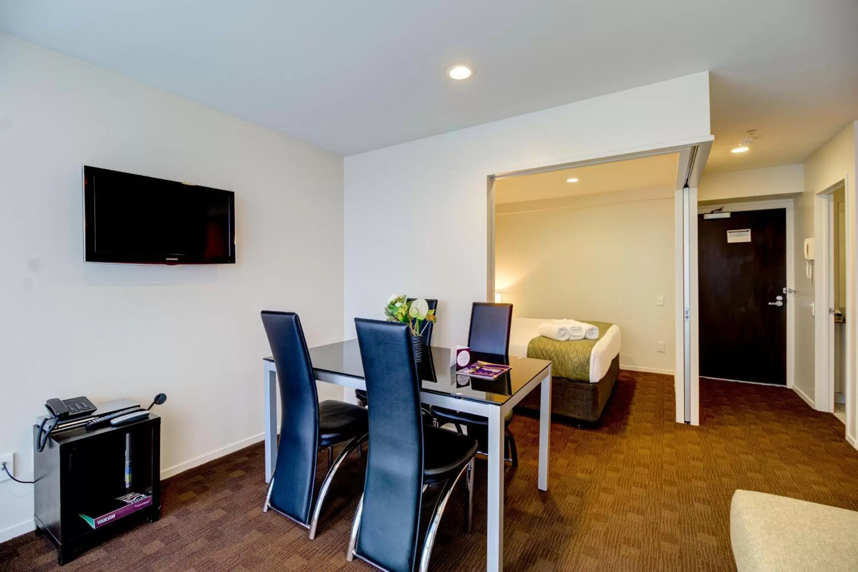 Communal lounge/ TV room, Dining Area in The Quadrant Hotel & Suites