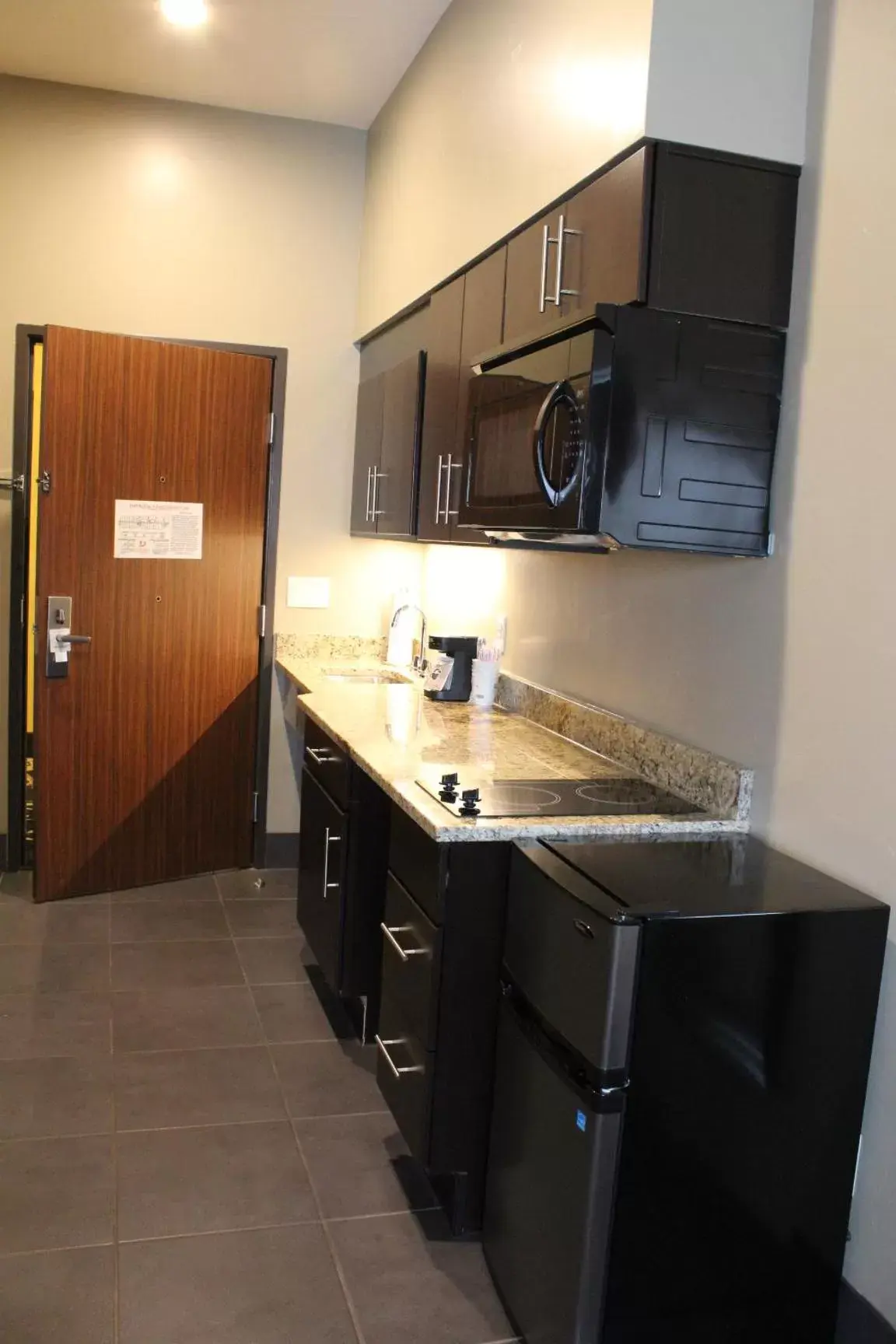 Kitchen or kitchenette, Kitchen/Kitchenette in Best Western Plus Landmark Hotel