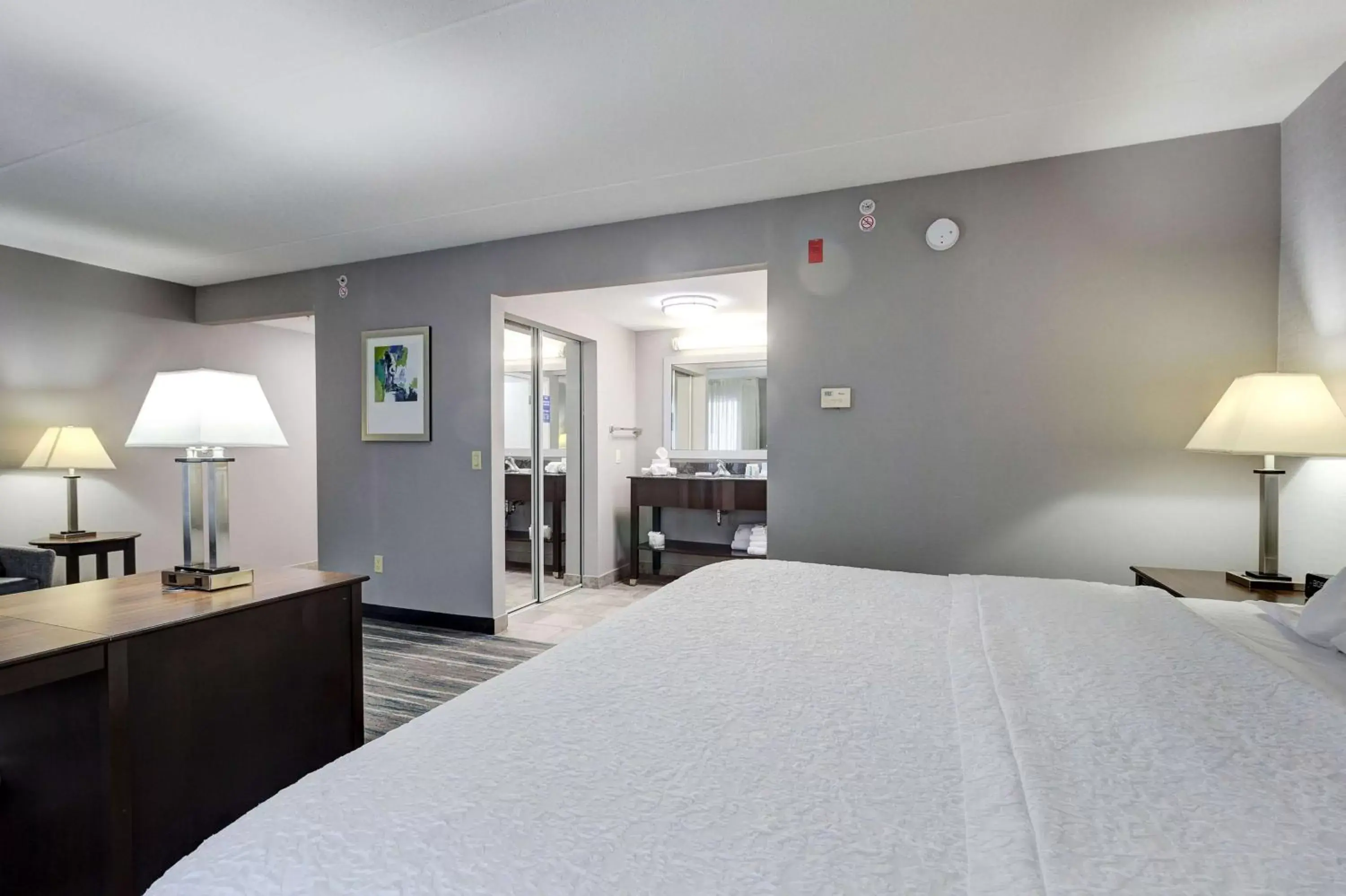 Bed in Hampton Inn & Suites by Hilton Brantford