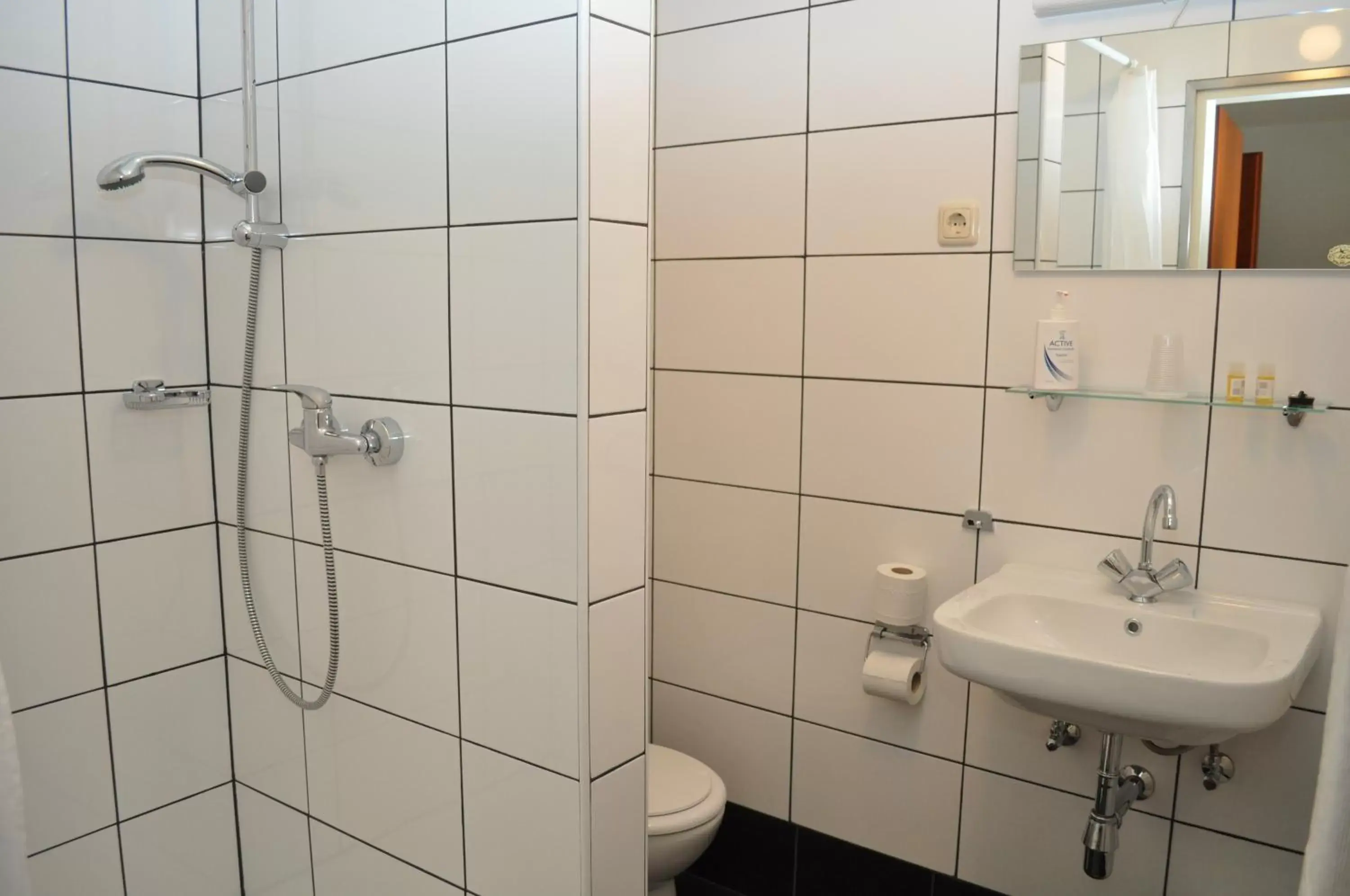 Shower, Bathroom in Hotel en Grand Café De Pauw