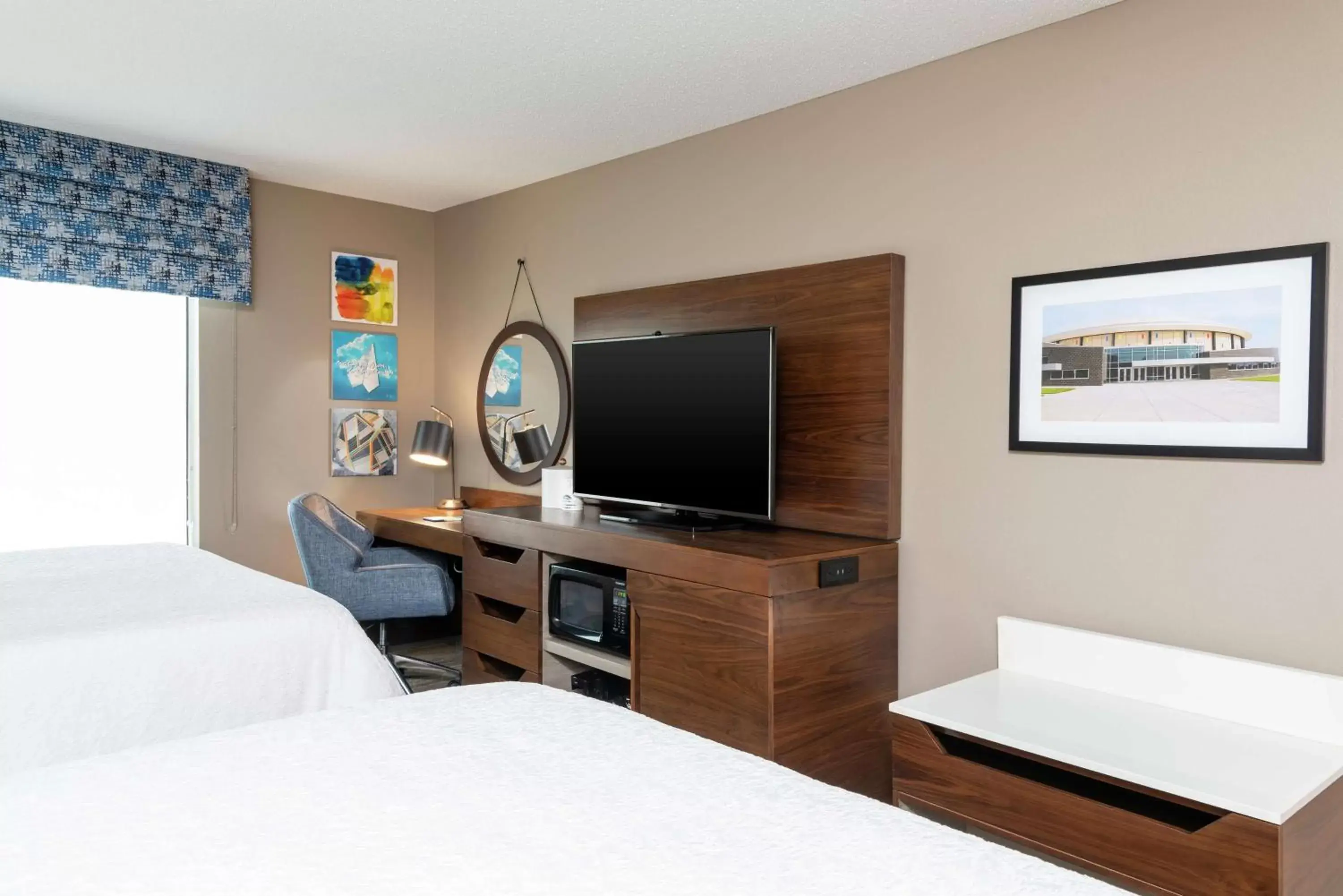 Bedroom, TV/Entertainment Center in Hampton Inn & Suites Marshalltown