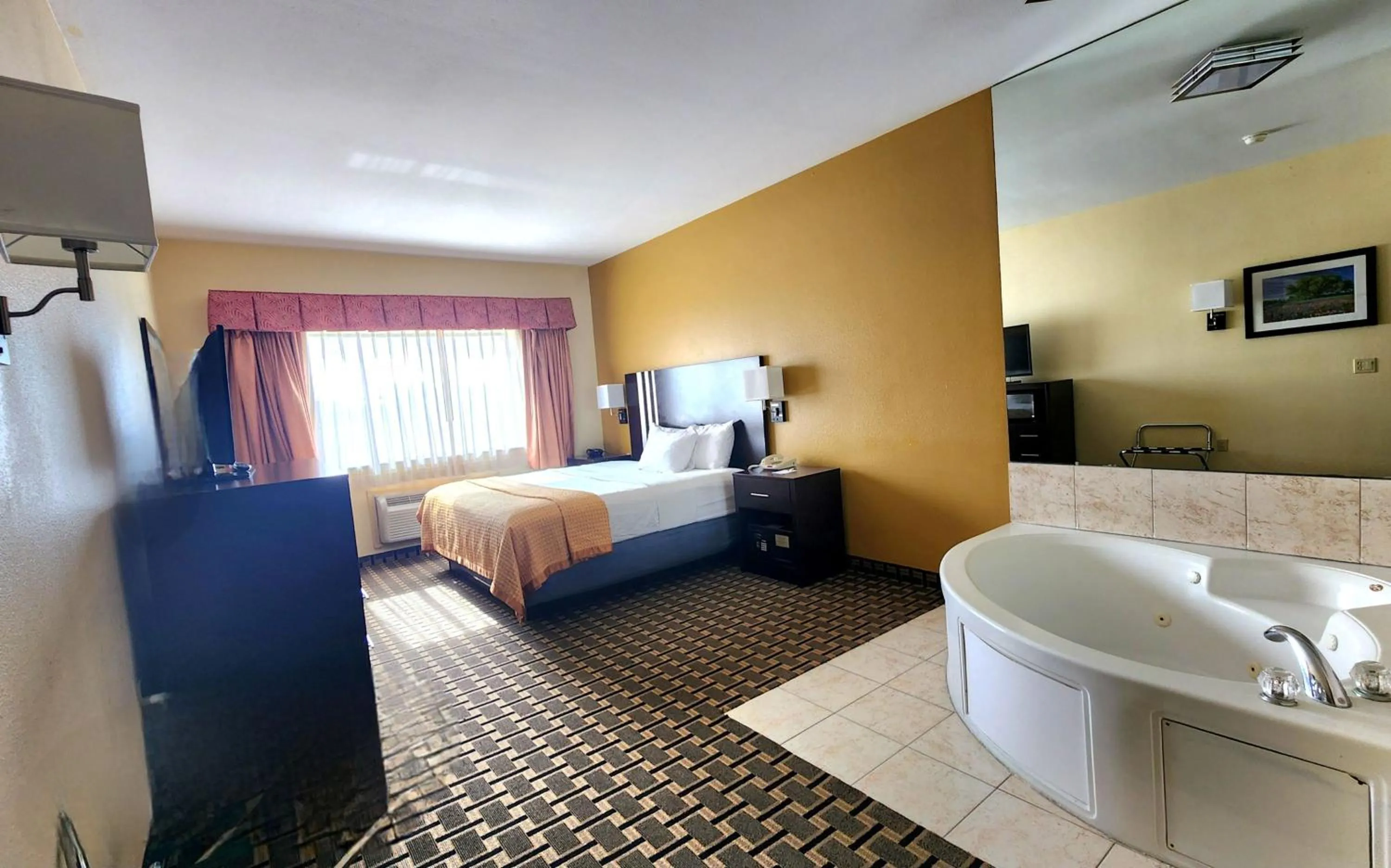 Bedroom, Bed in Days Inn & Suites by Wyndham Sam Houston Tollway