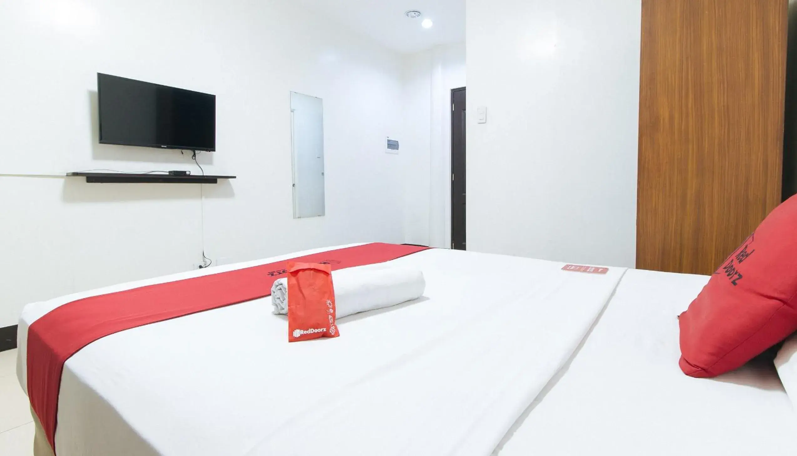 Bedroom, Bed in RedDoorz Plus at EDSA Congressional - Vaccinated Staff