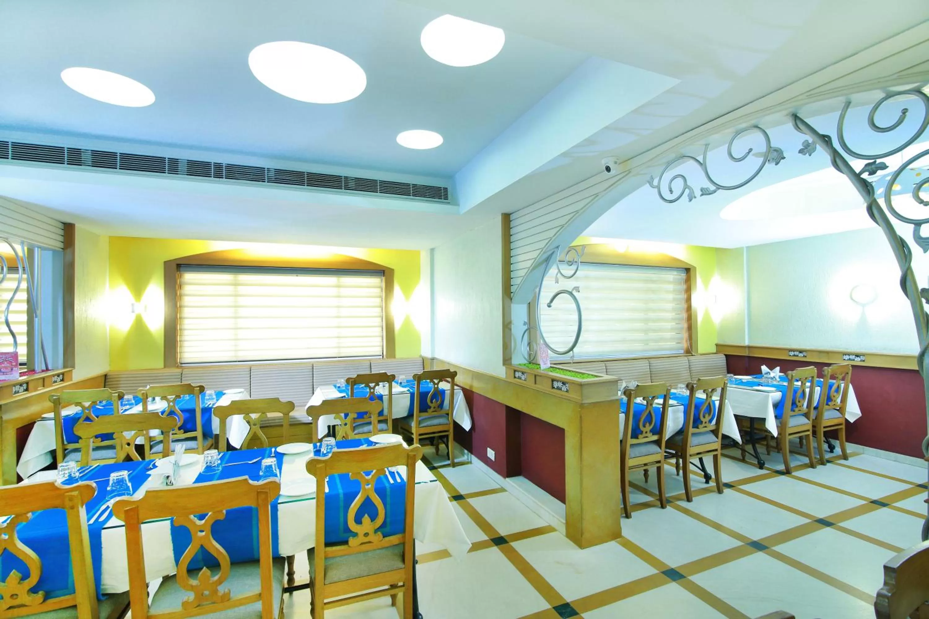 Restaurant/places to eat in Royal Omars