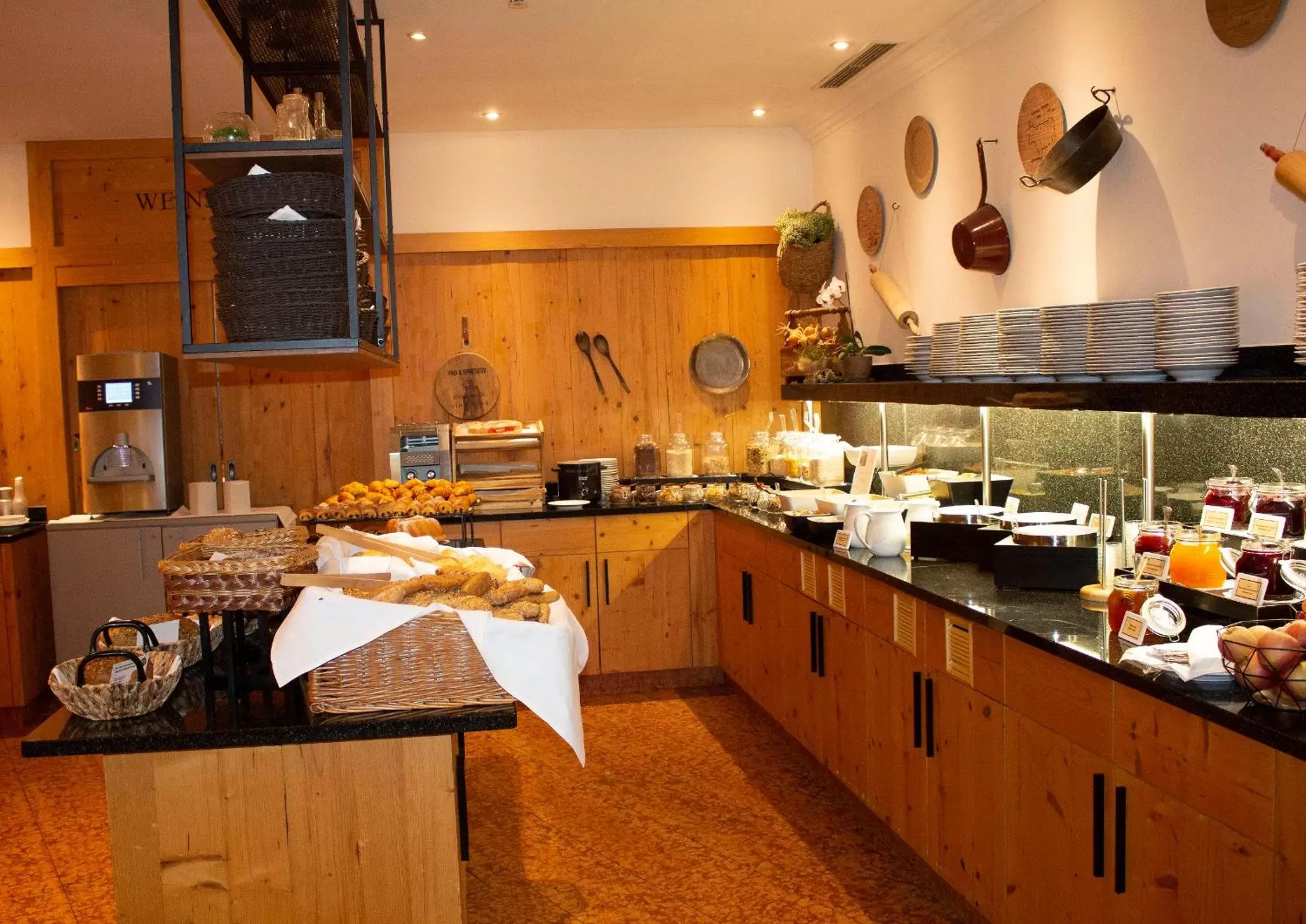 Breakfast, Kitchen/Kitchenette in Das Alpenhaus Kaprun