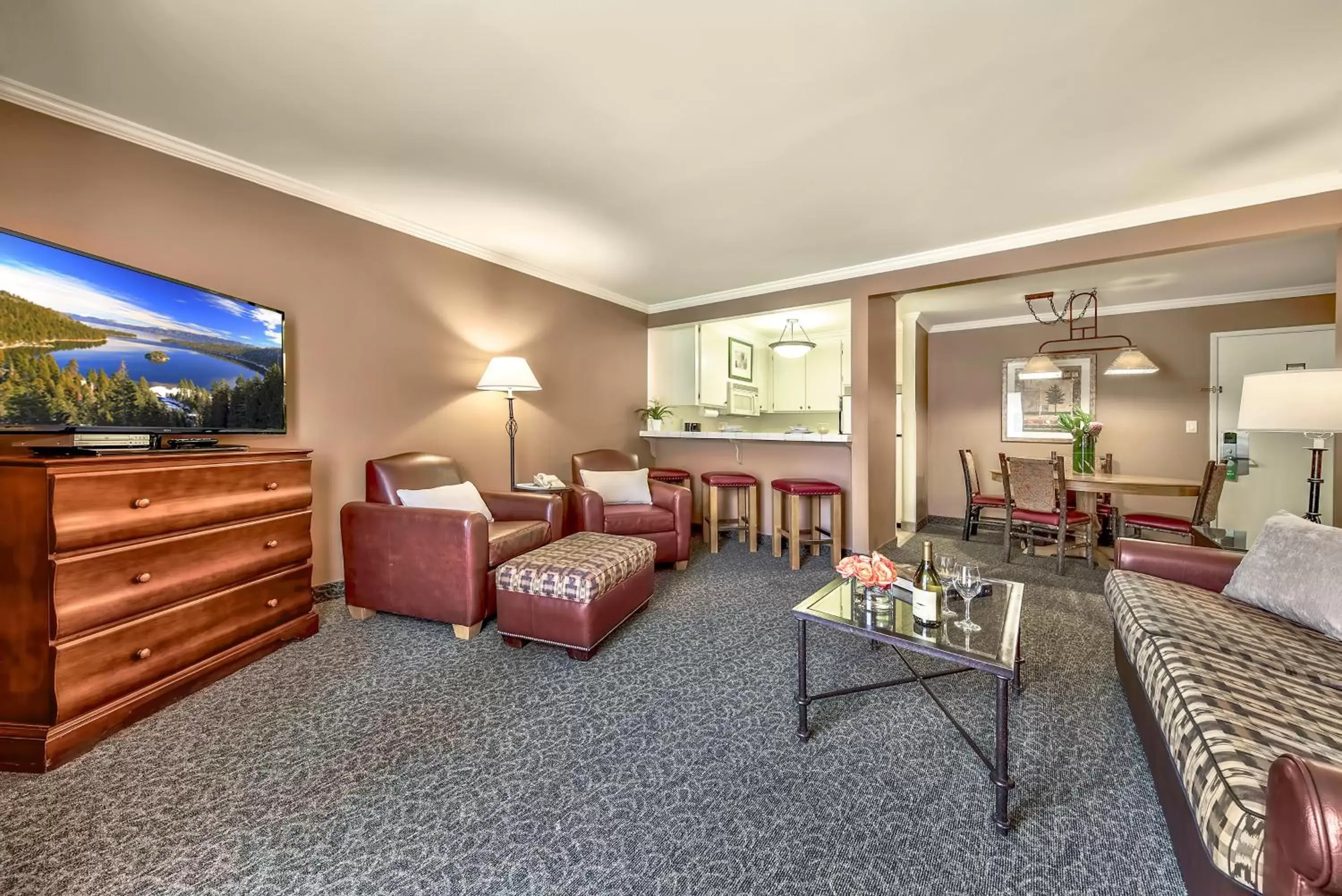 Living room, Seating Area in Forest Suites Resort at the Heavenly Village