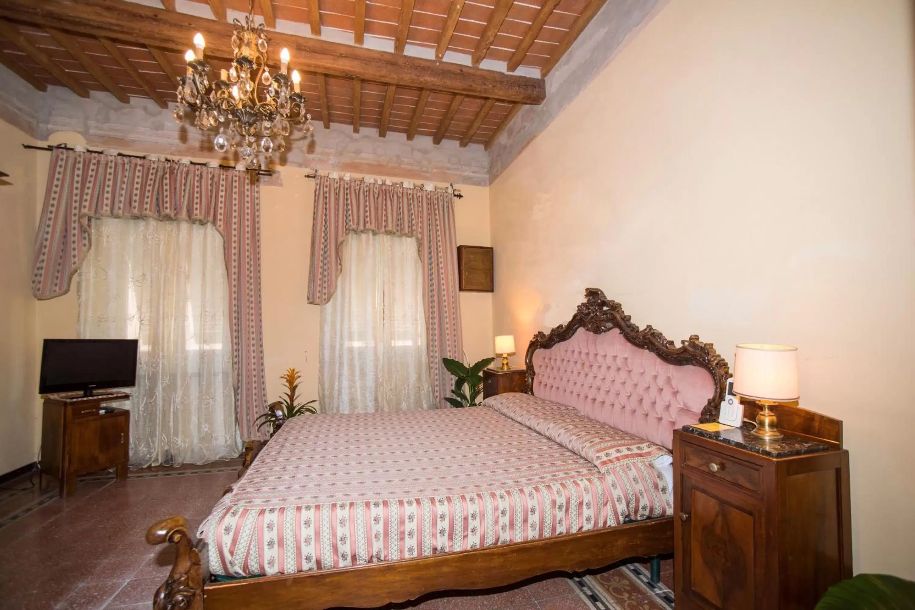 Photo of the whole room, Bed in Relais Centro Storico