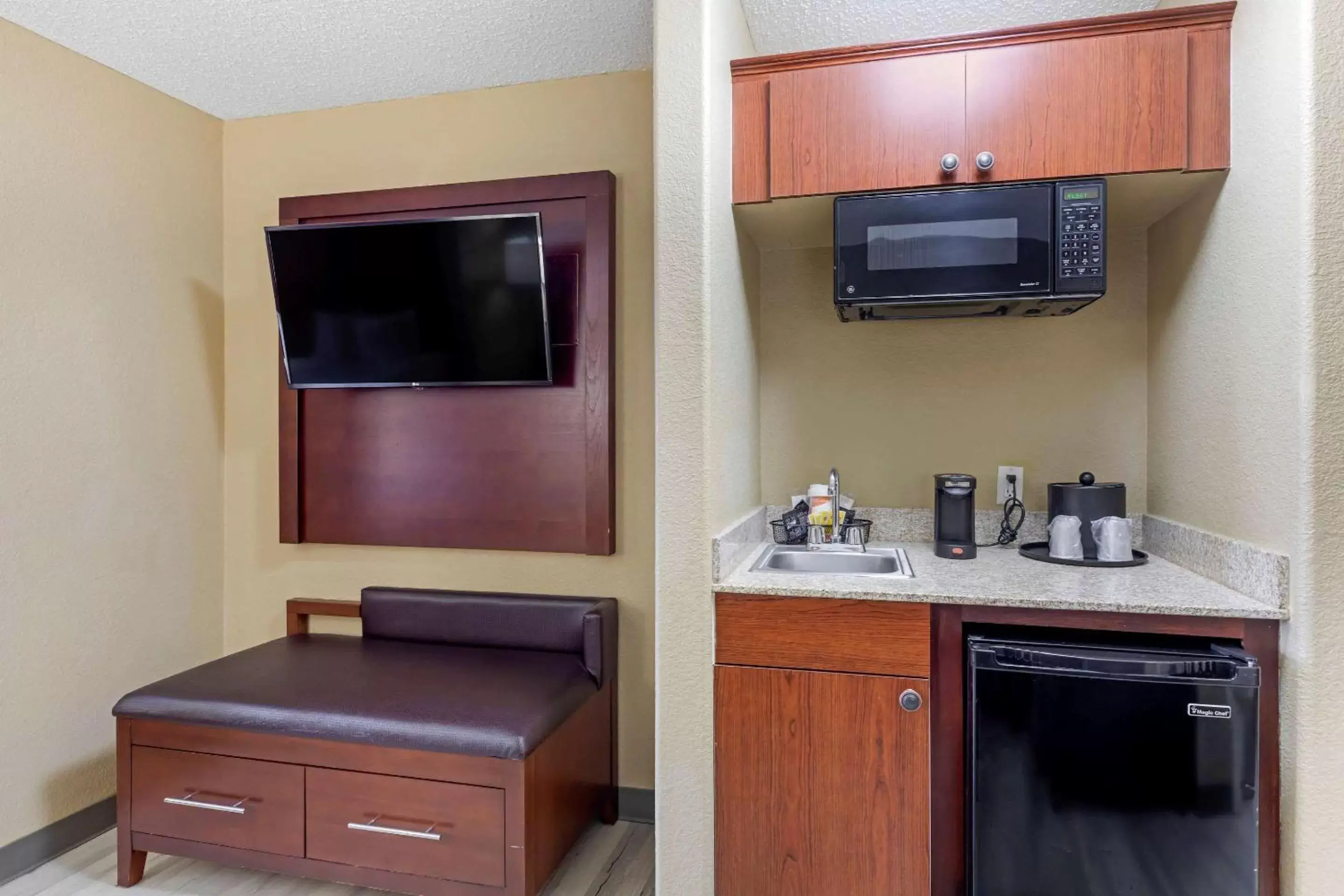 Bedroom, TV/Entertainment Center in Comfort Suites Lakewood - Denver