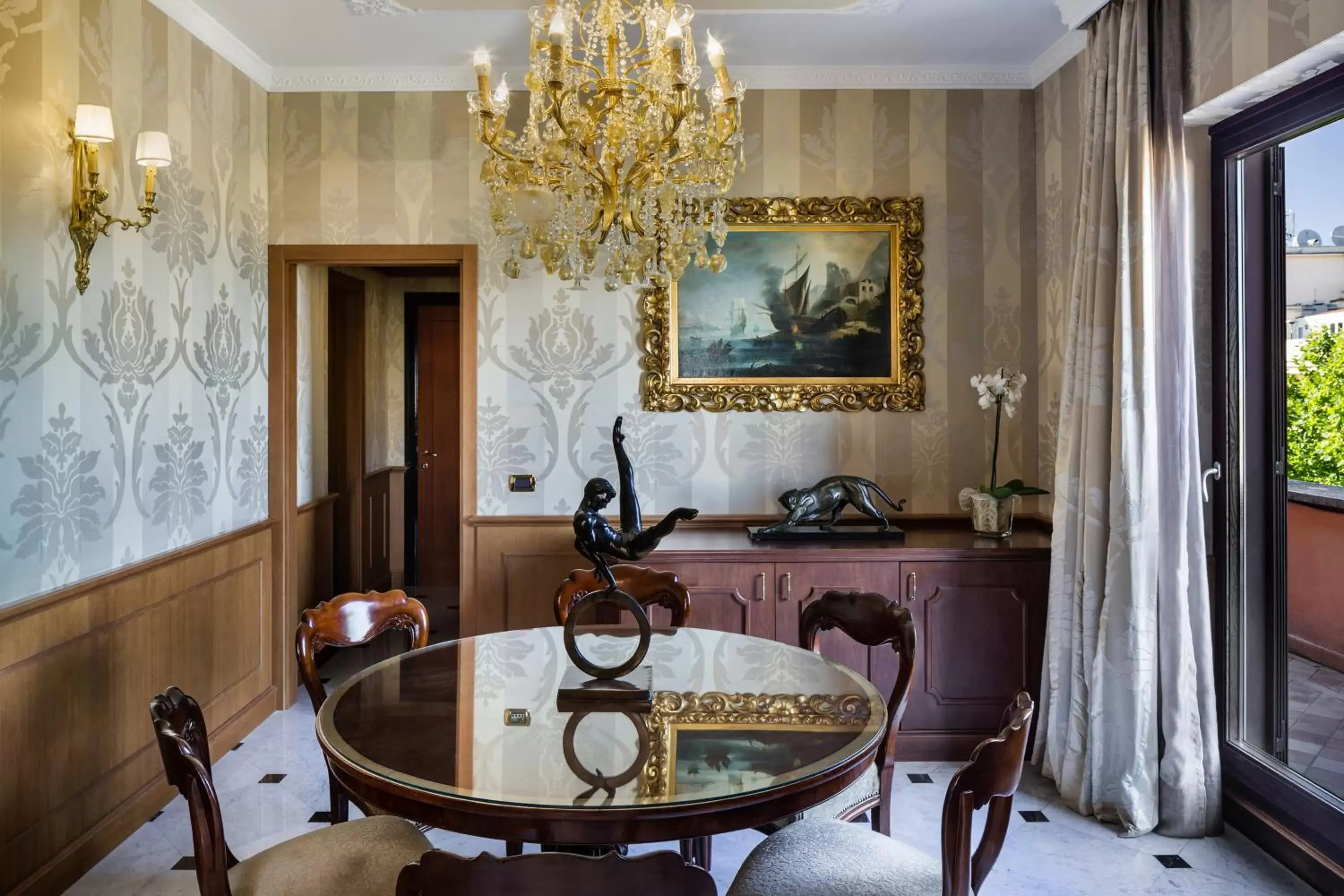 Living room, Bathroom in Baglioni Hotel Regina - The Leading Hotels of the World
