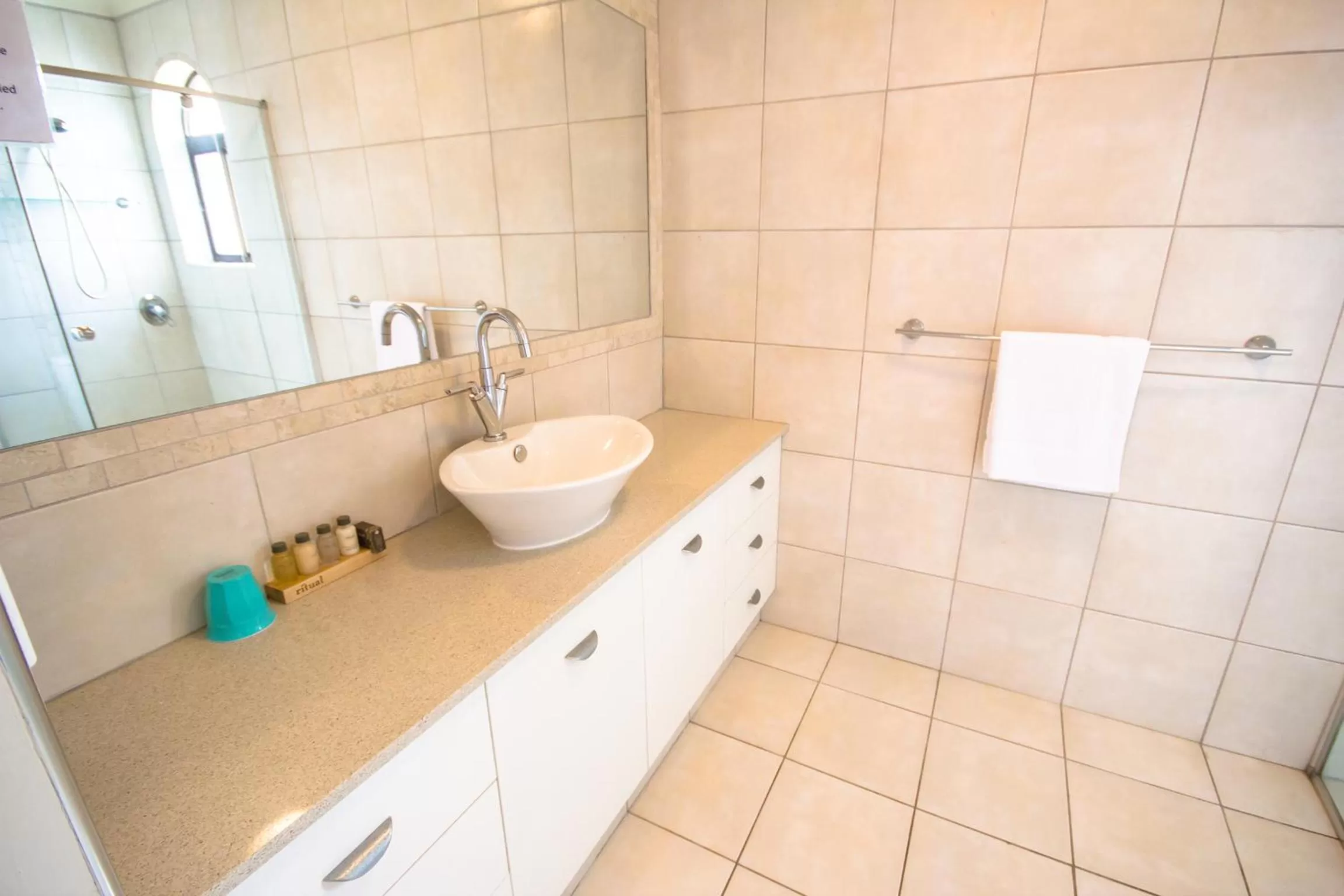 Bedroom, Bathroom in Albatross North Apartments