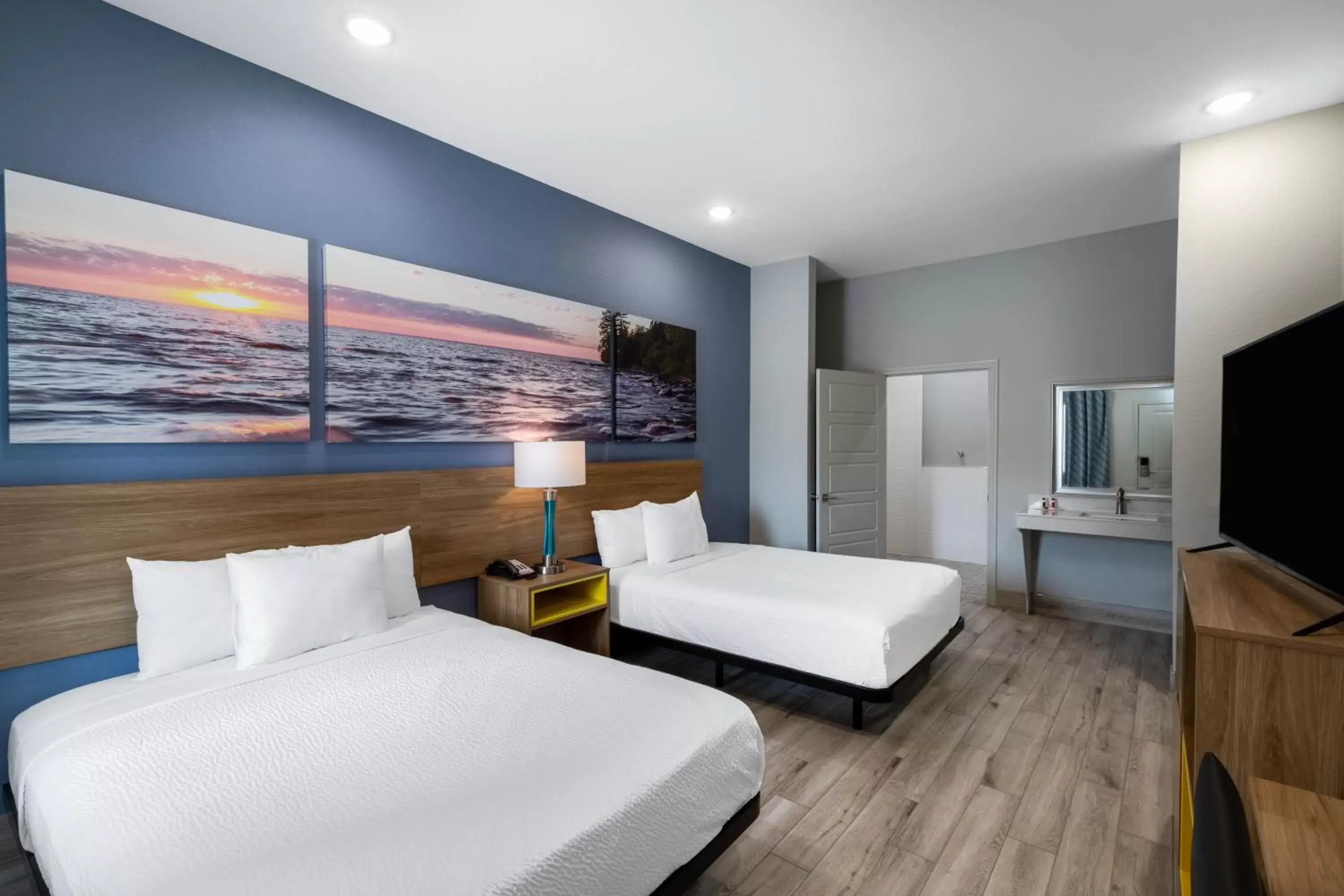 Photo of the whole room, Bed in Days Inn & Suites by Wyndham Downtown/University of Houston