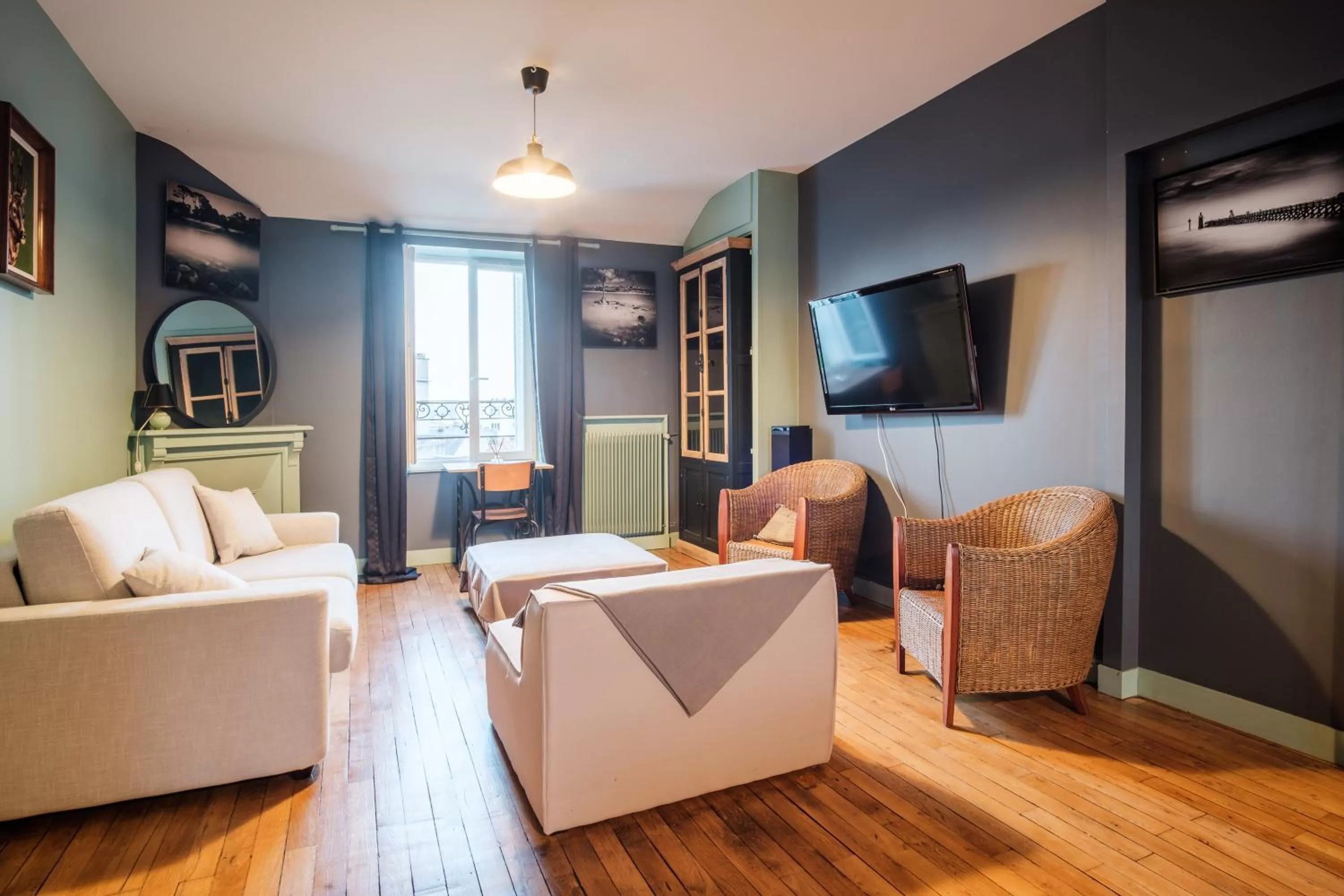 TV and multimedia, Seating Area in Dupain & Dubeurre Appart'Hôtel - Parking