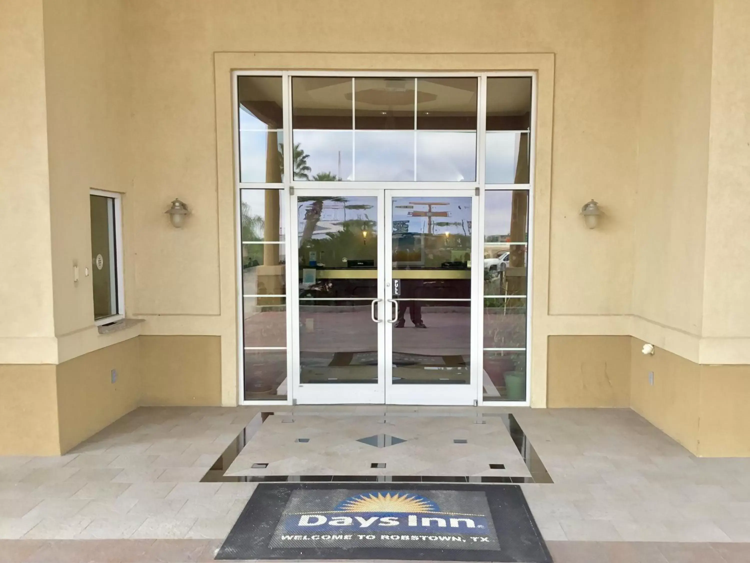 Facade/entrance in Days Inn by Wyndham Robstown