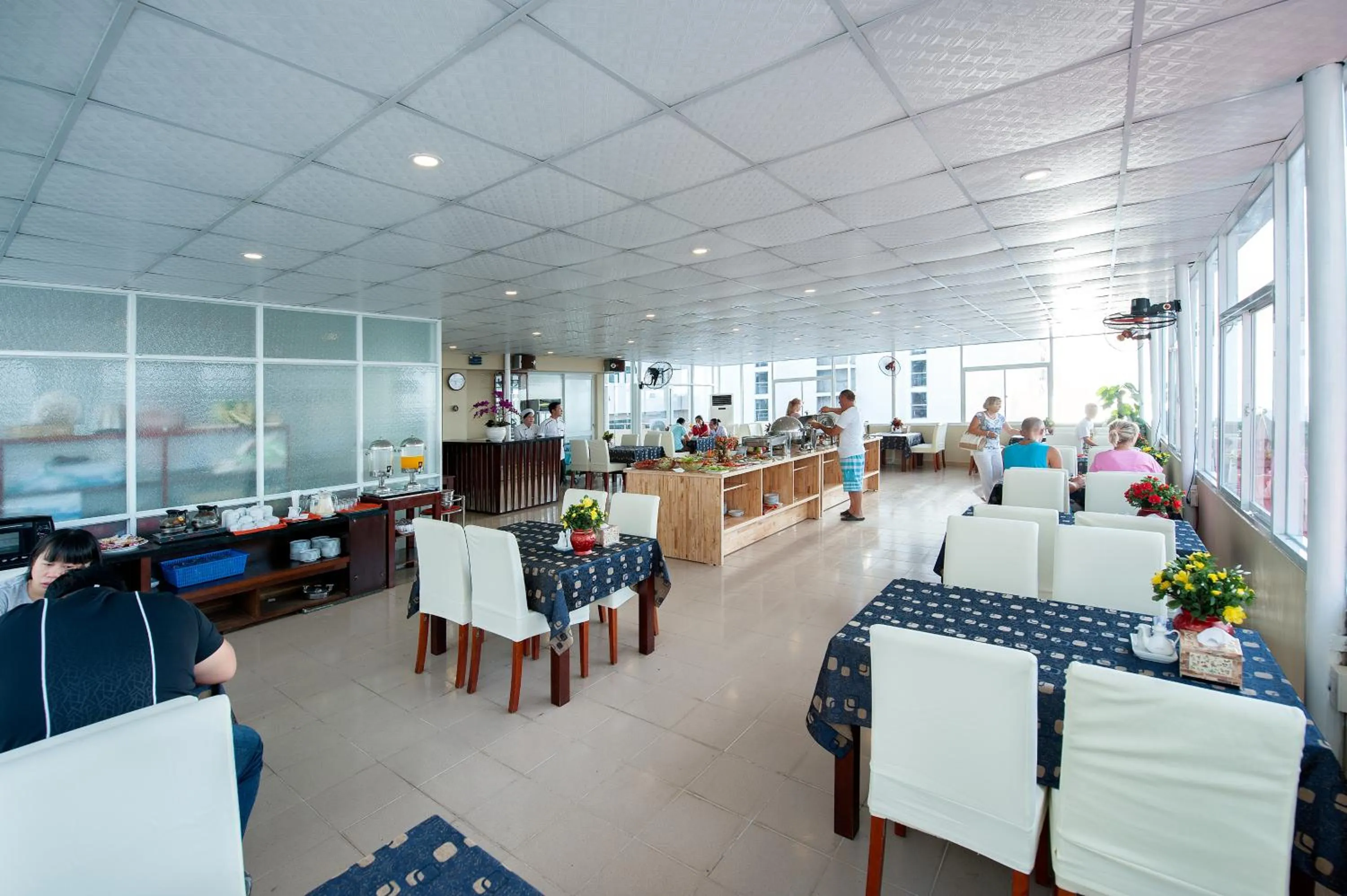 Restaurant/places to eat in Palm Beach Hotel