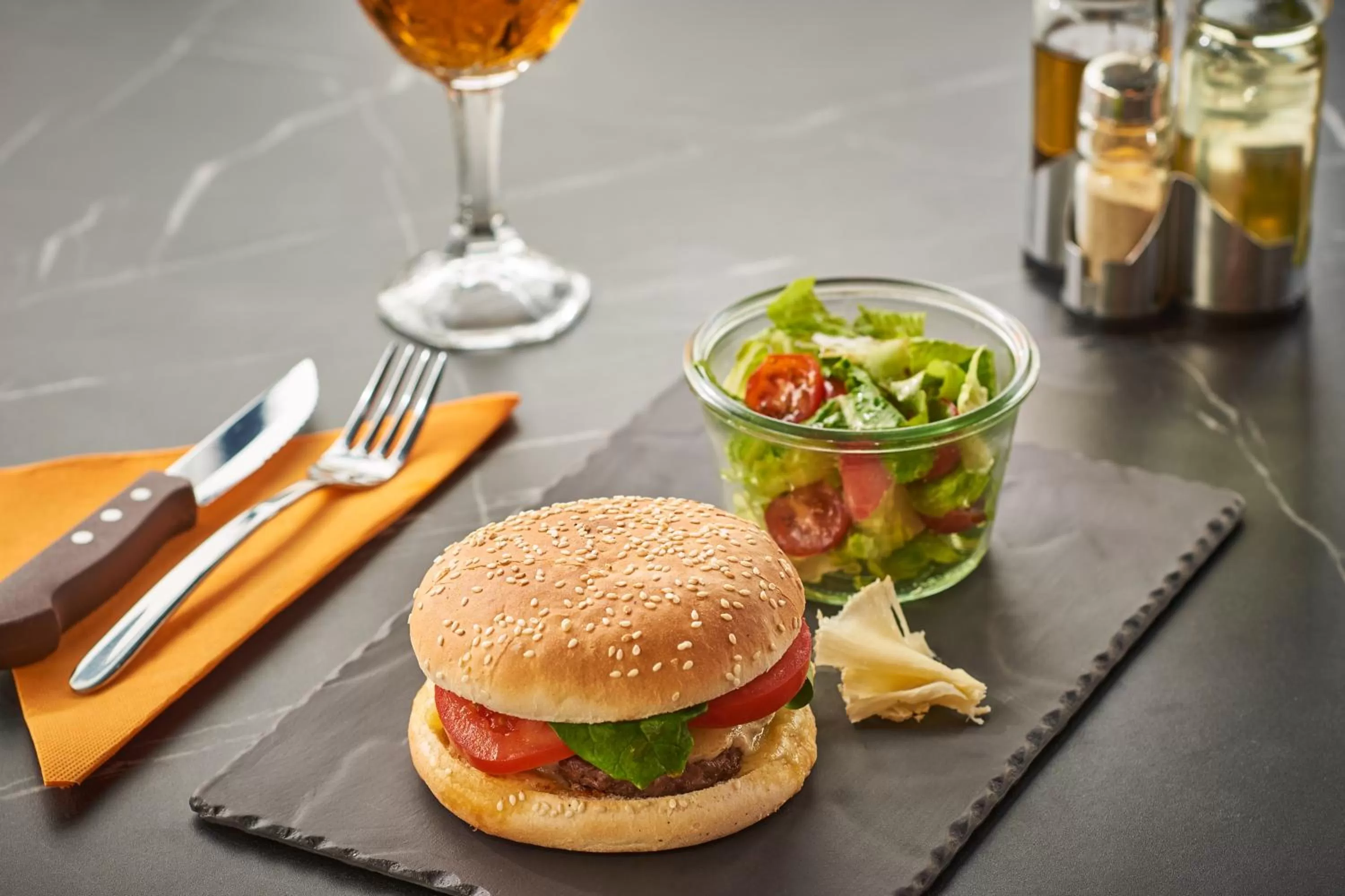 Restaurant/places to eat in ibis Bethune Centre Gare