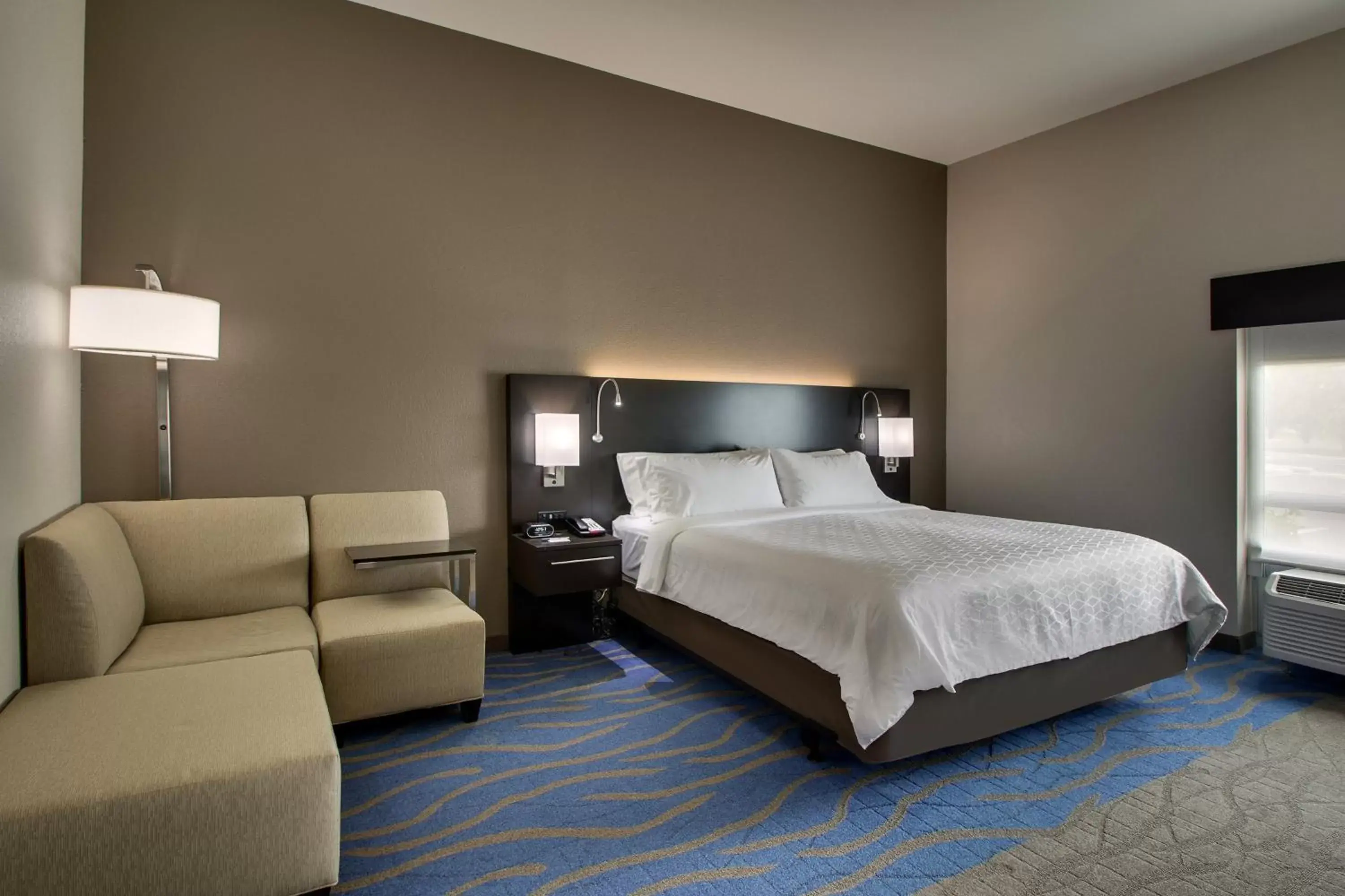 Photo of the whole room, Bed in Holiday Inn Express & Suites Lancaster East - Strasburg, an IHG Hotel