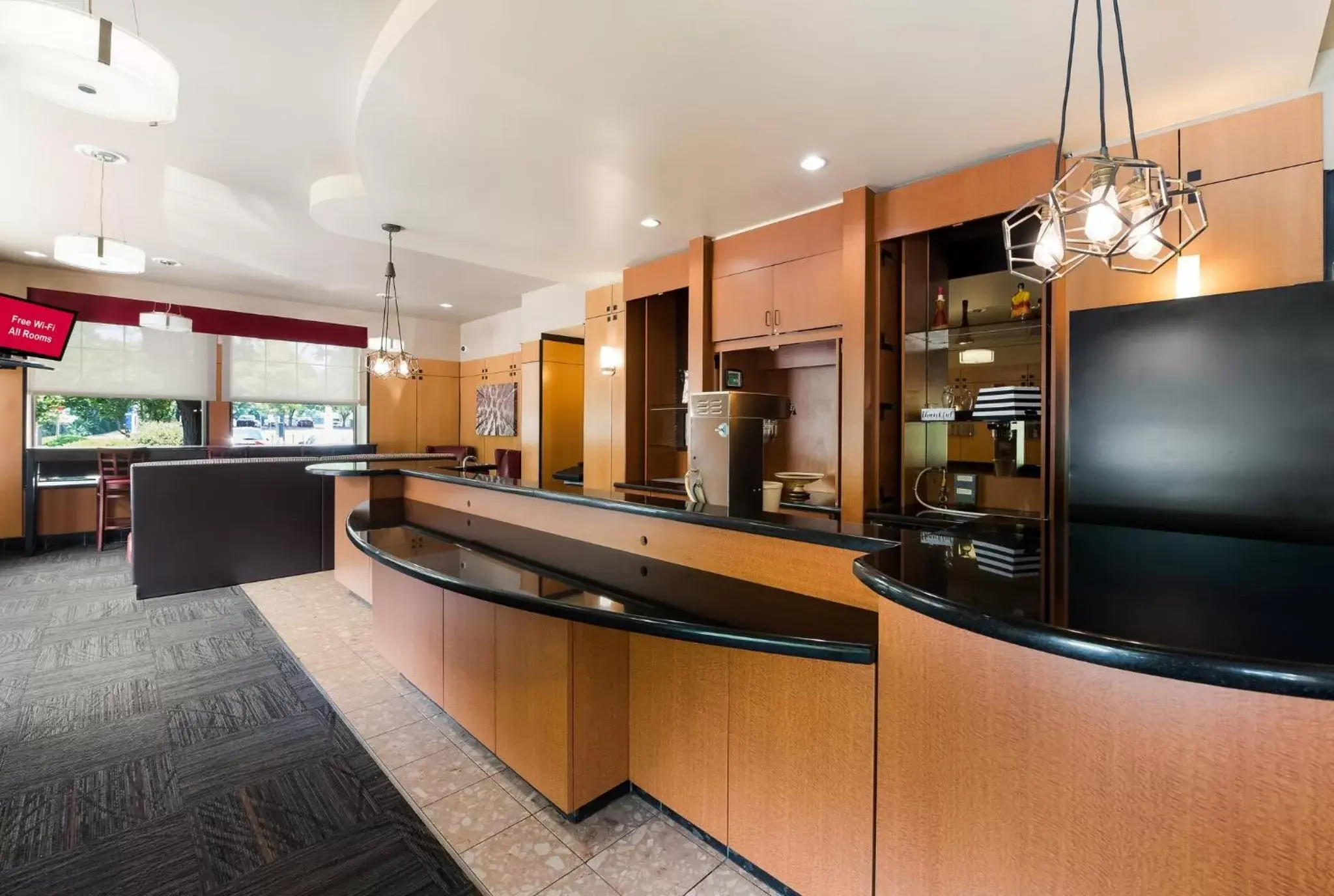 Breakfast, Kitchen/Kitchenette in Red Roof Inn PLUS+ Columbus Downtown - Convention Center