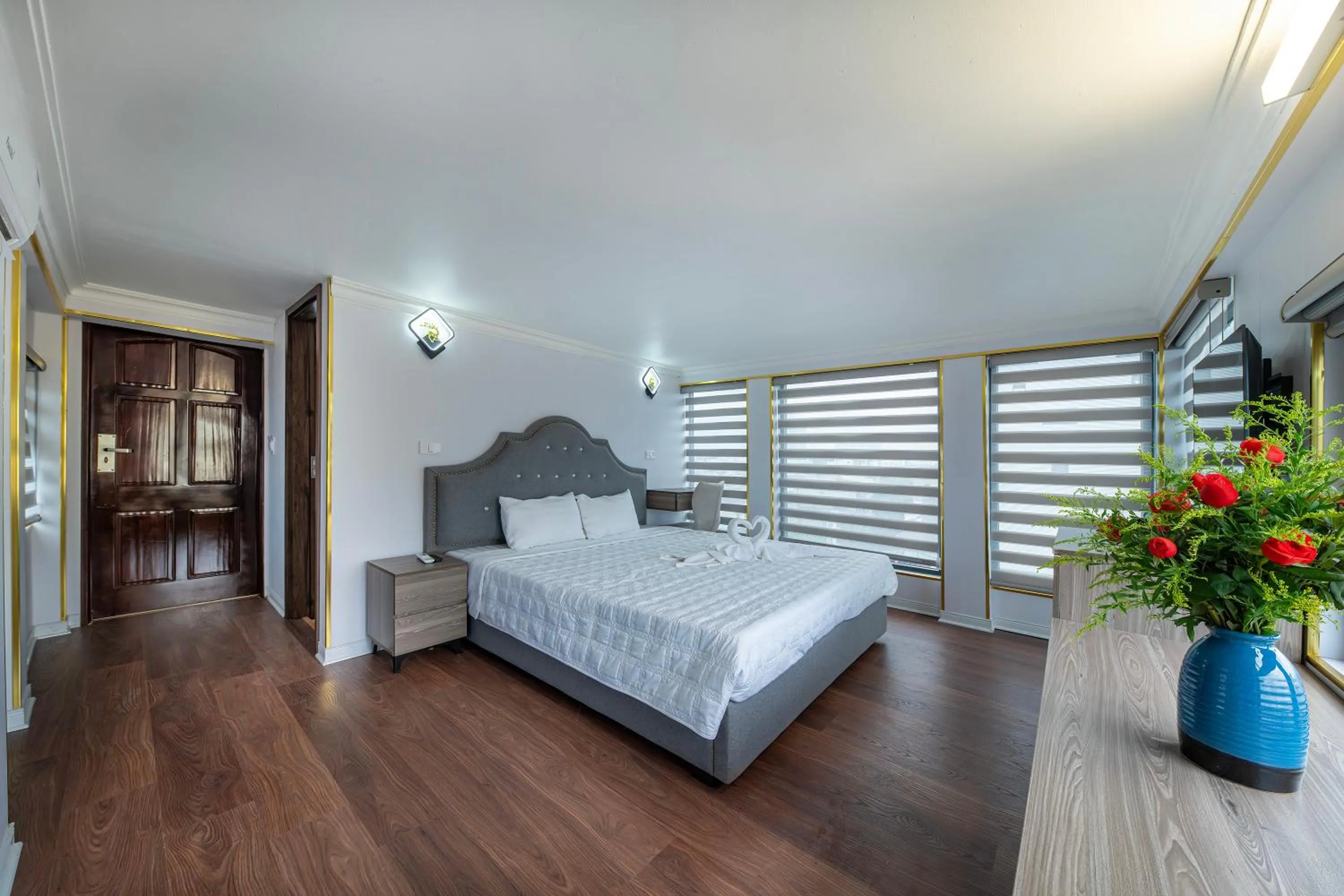 Photo of the whole room, Bed in Hanoi City Guest House