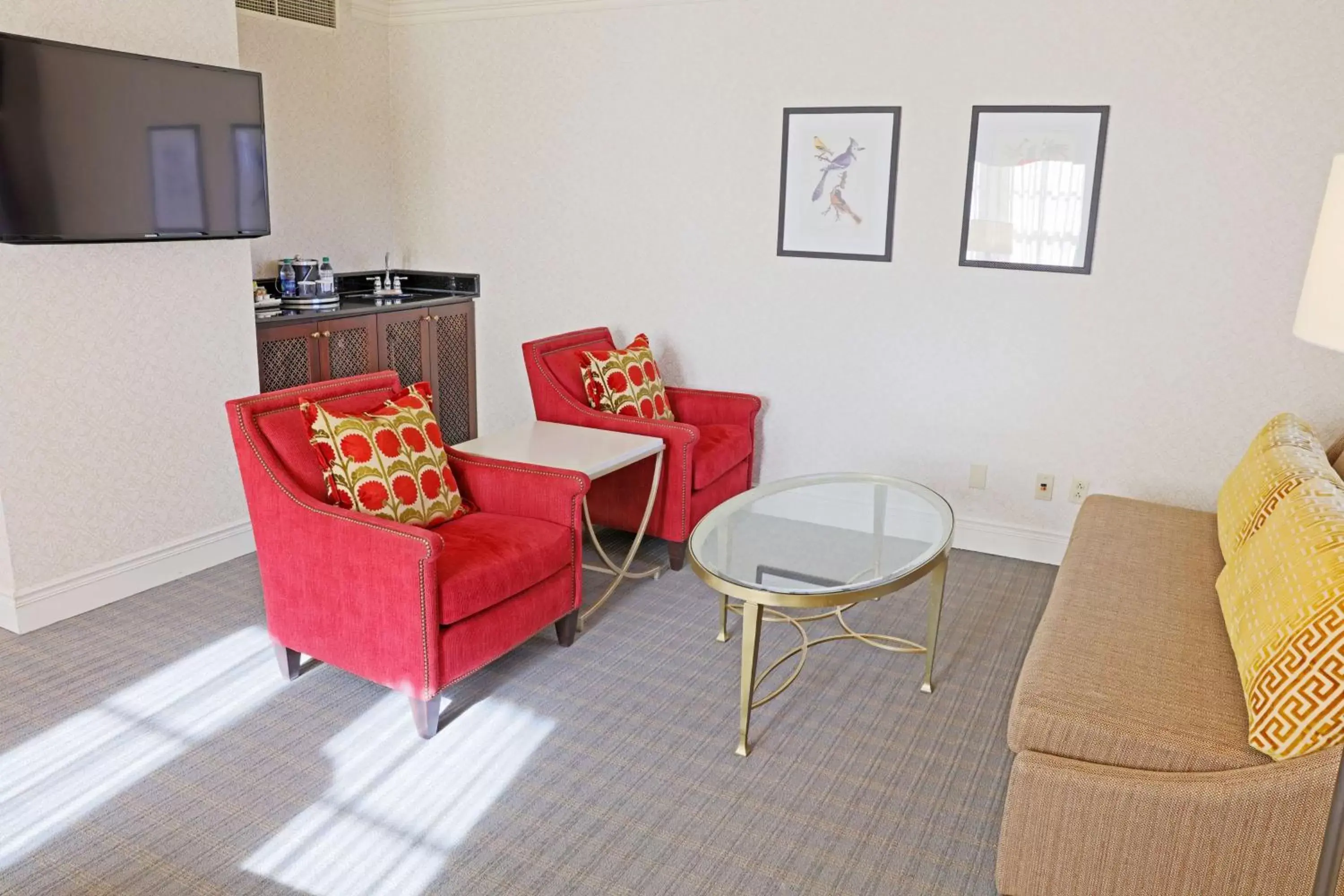 Living room, Seating Area in Hotel Roanoke & Conference Center, Curio Collection by Hilton