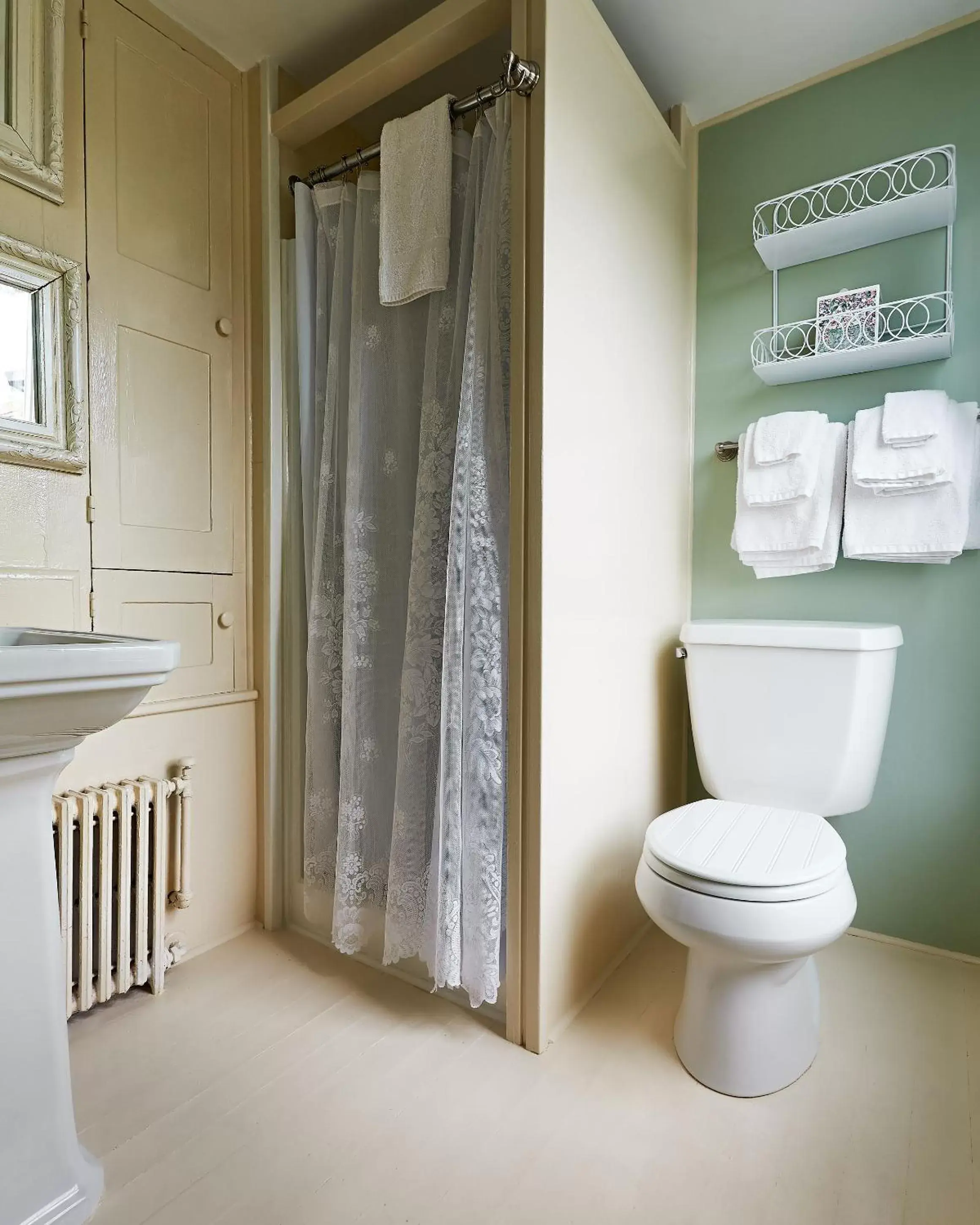 Deluxe King Room in Cliff Lodge Deluxe King Room in Cliff Lodge