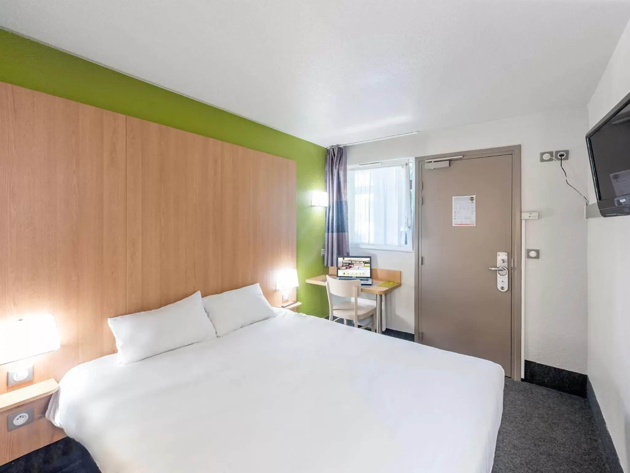Photo of the whole room, Bed in B&B HOTEL Brest Kergaradec Aéroport Gouesnou