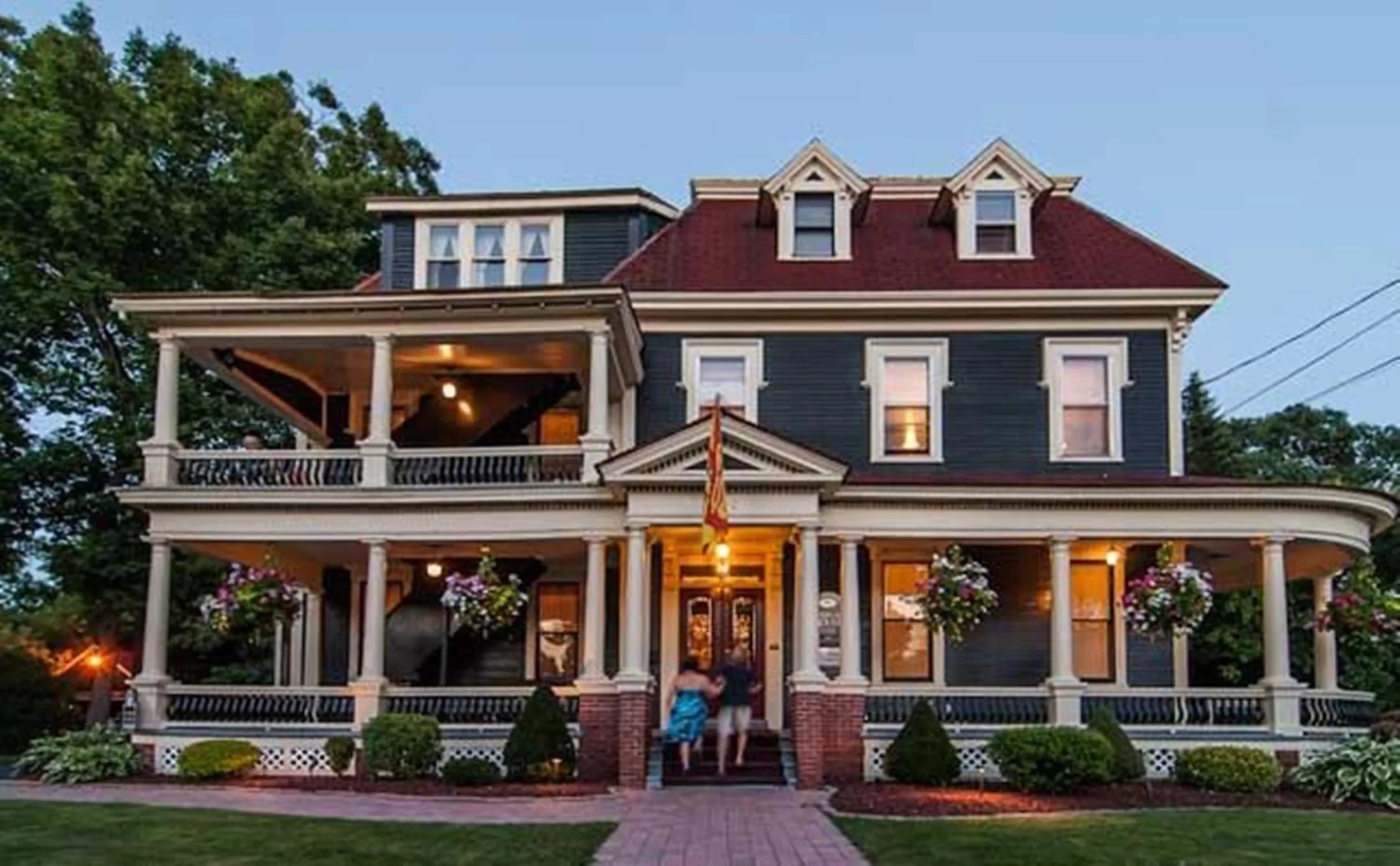 Facade/entrance in Carriage House Inn