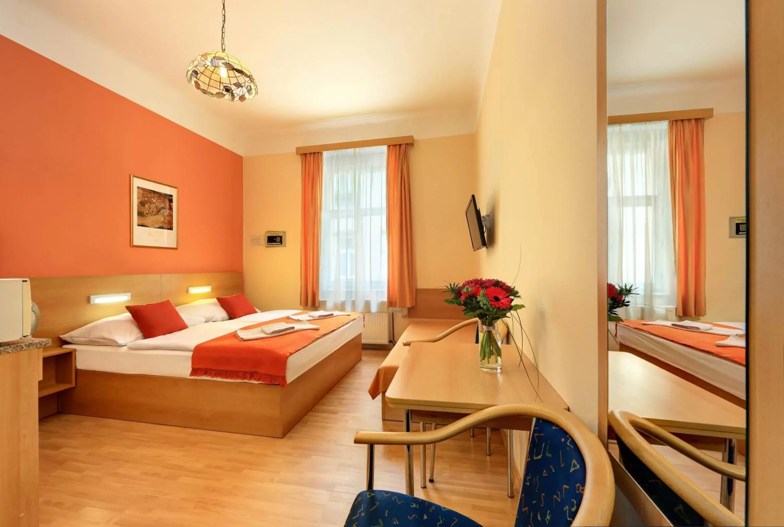 Bedroom, Seating Area in Hotel Golden City Garni