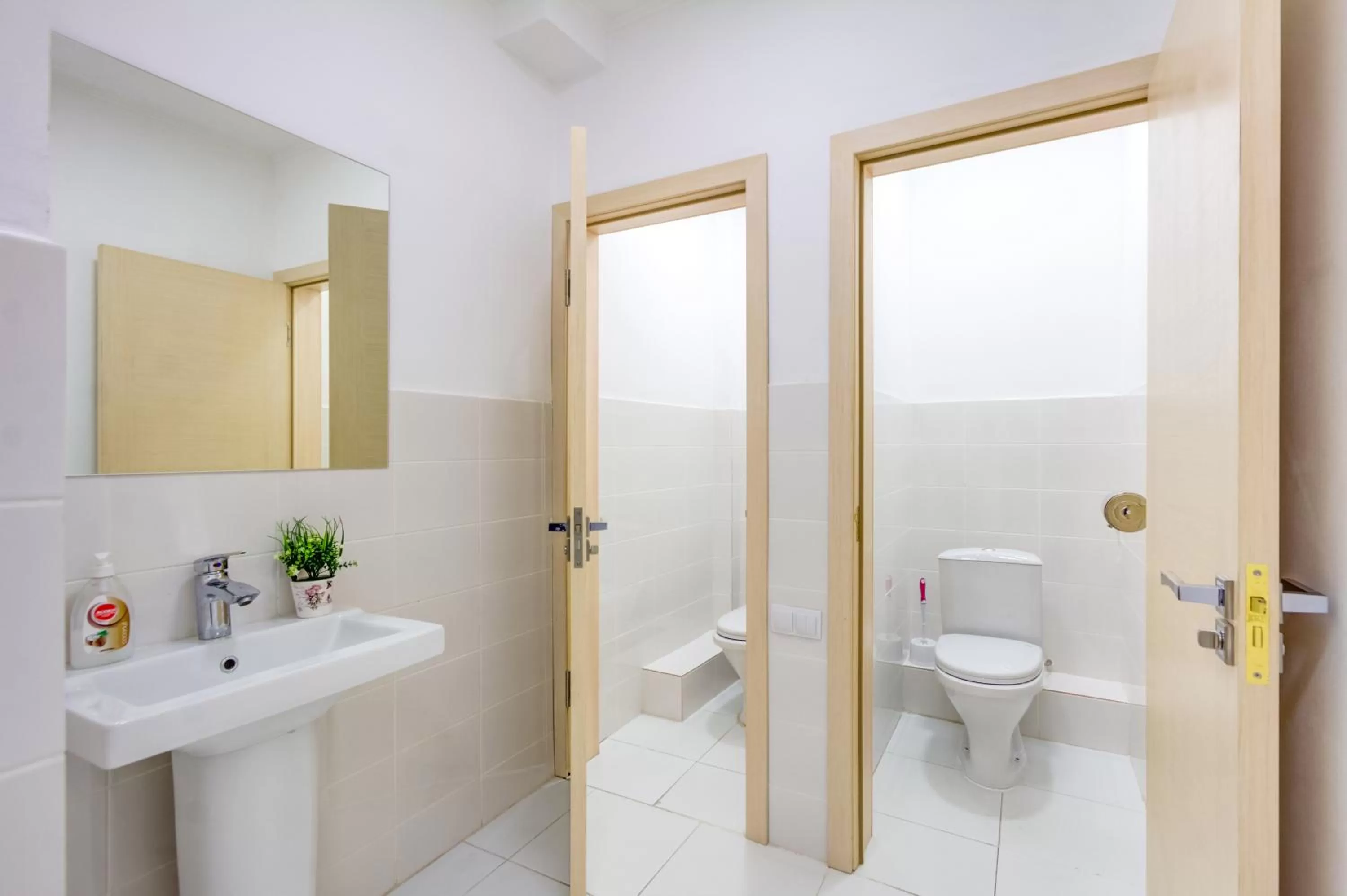 Toilet in WHITE HOTEL & HOSTEL