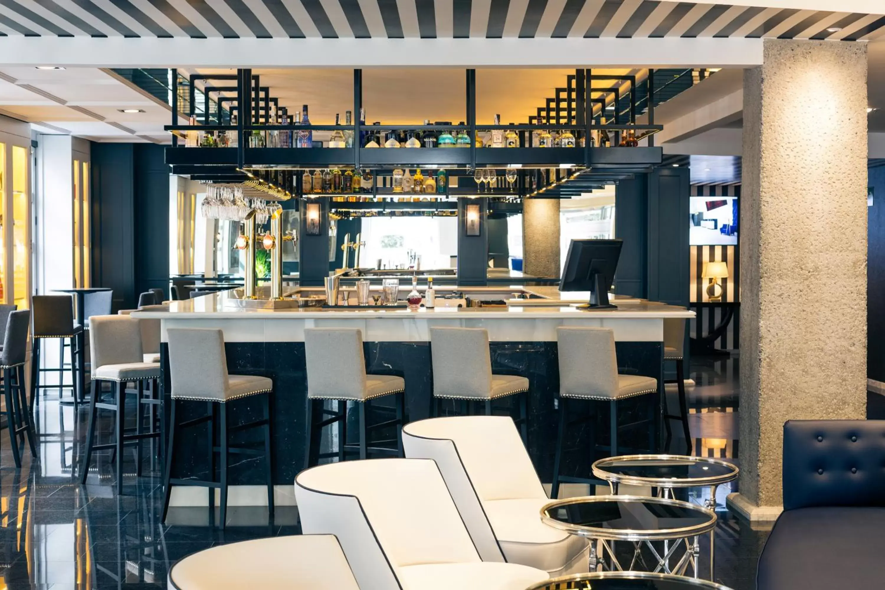Lounge or bar, Restaurant/Places to Eat in Hotel Mercure Jardines de Albia