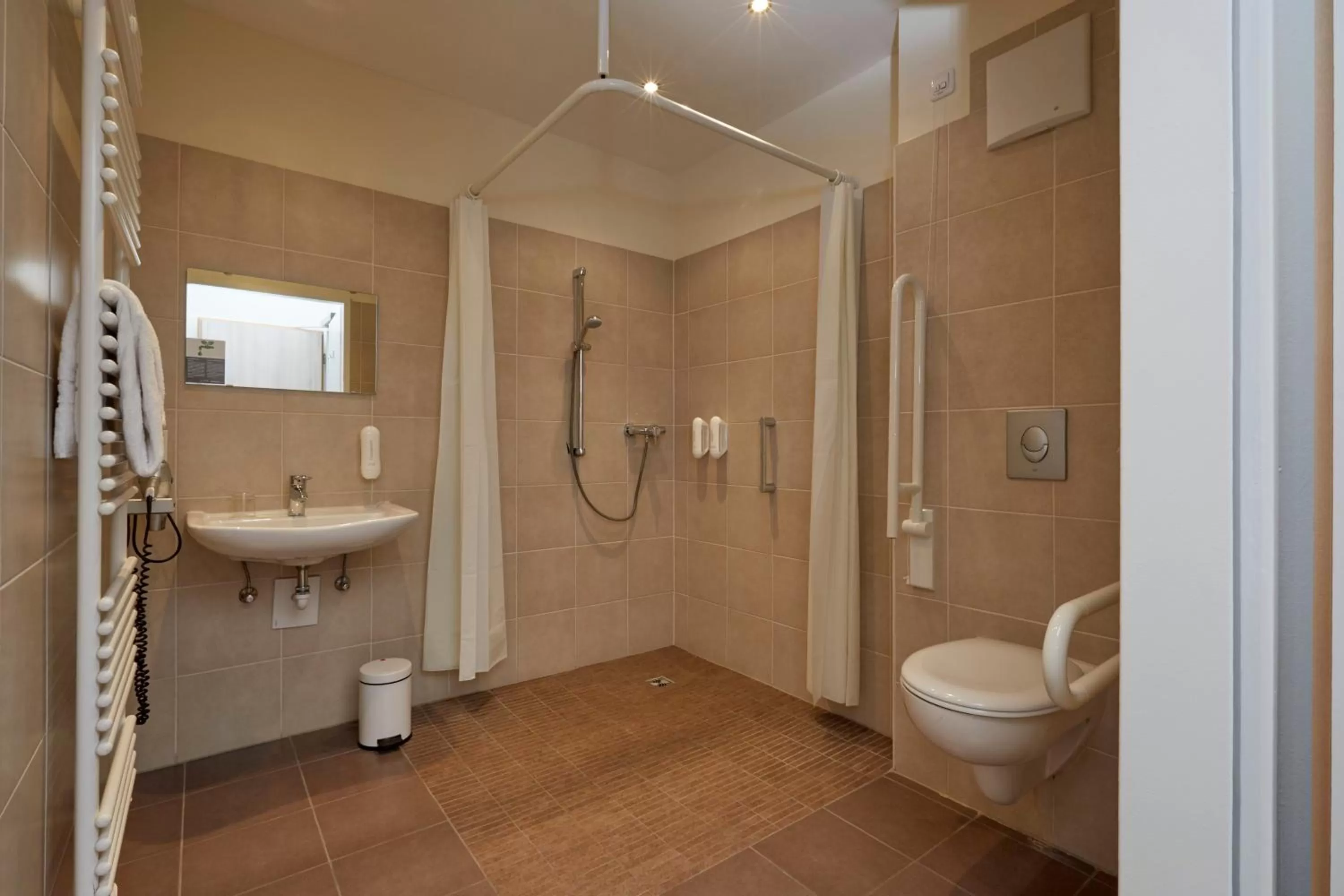 Toilet in H+ Hotel München