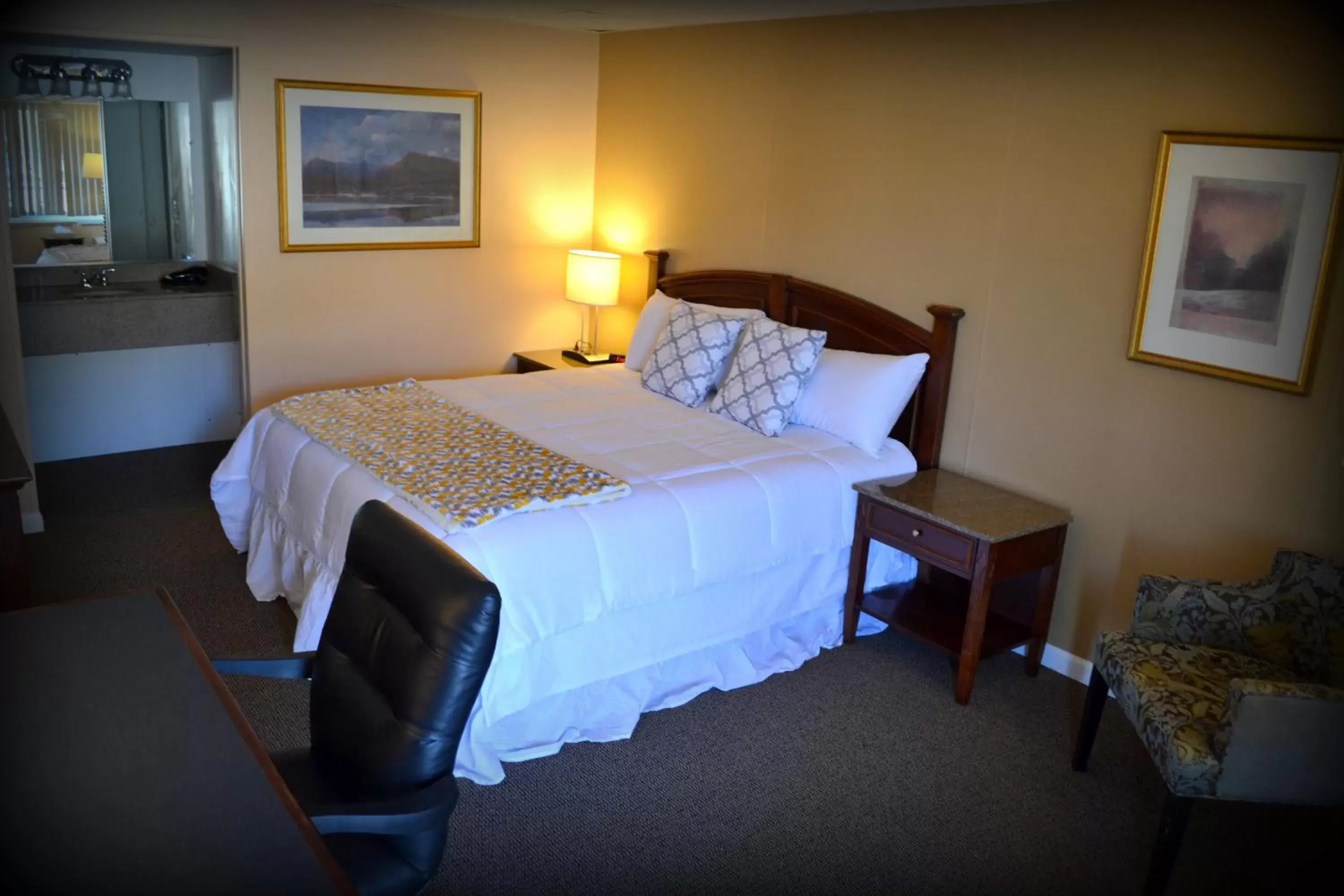 Photo of the whole room, Bed in Wayne Inn