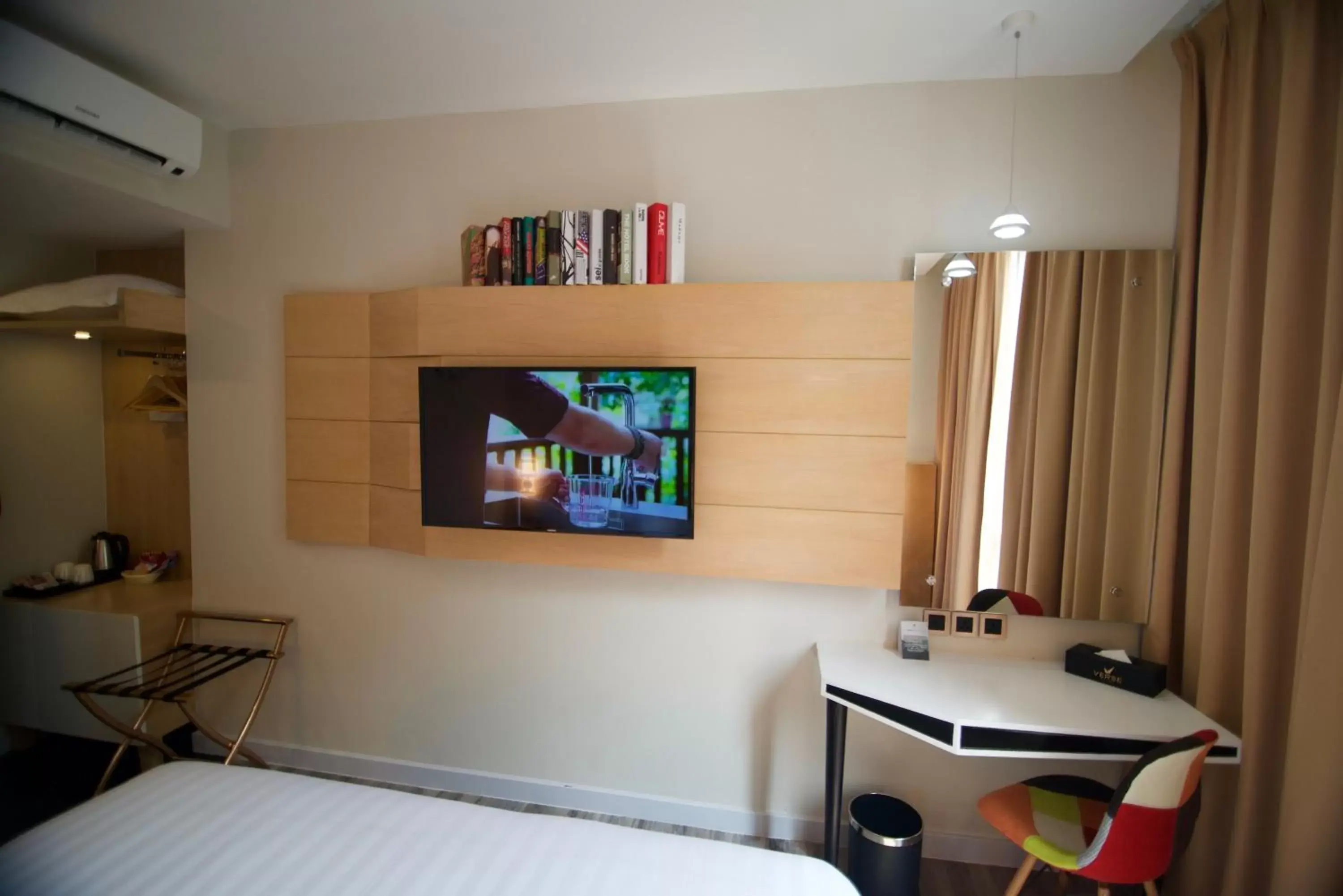 TV/Entertainment Center in Verse Luxe Hotel Wahid Hasyim
