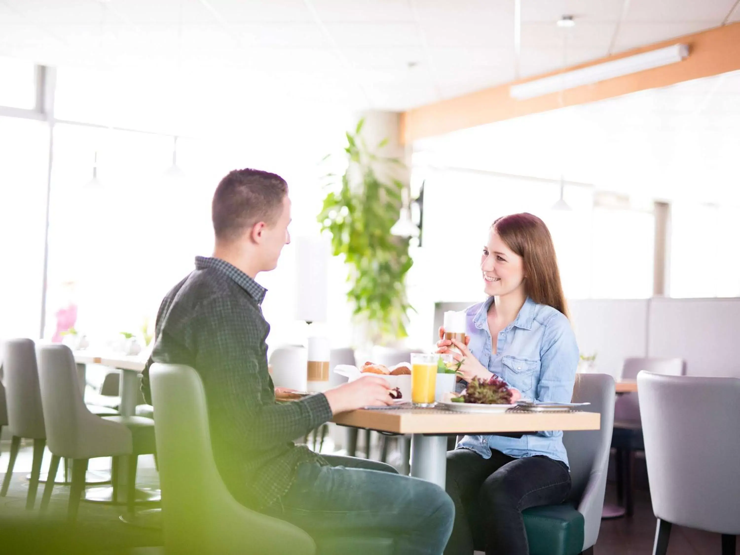 Lounge or bar in Novotel Suites Hannover