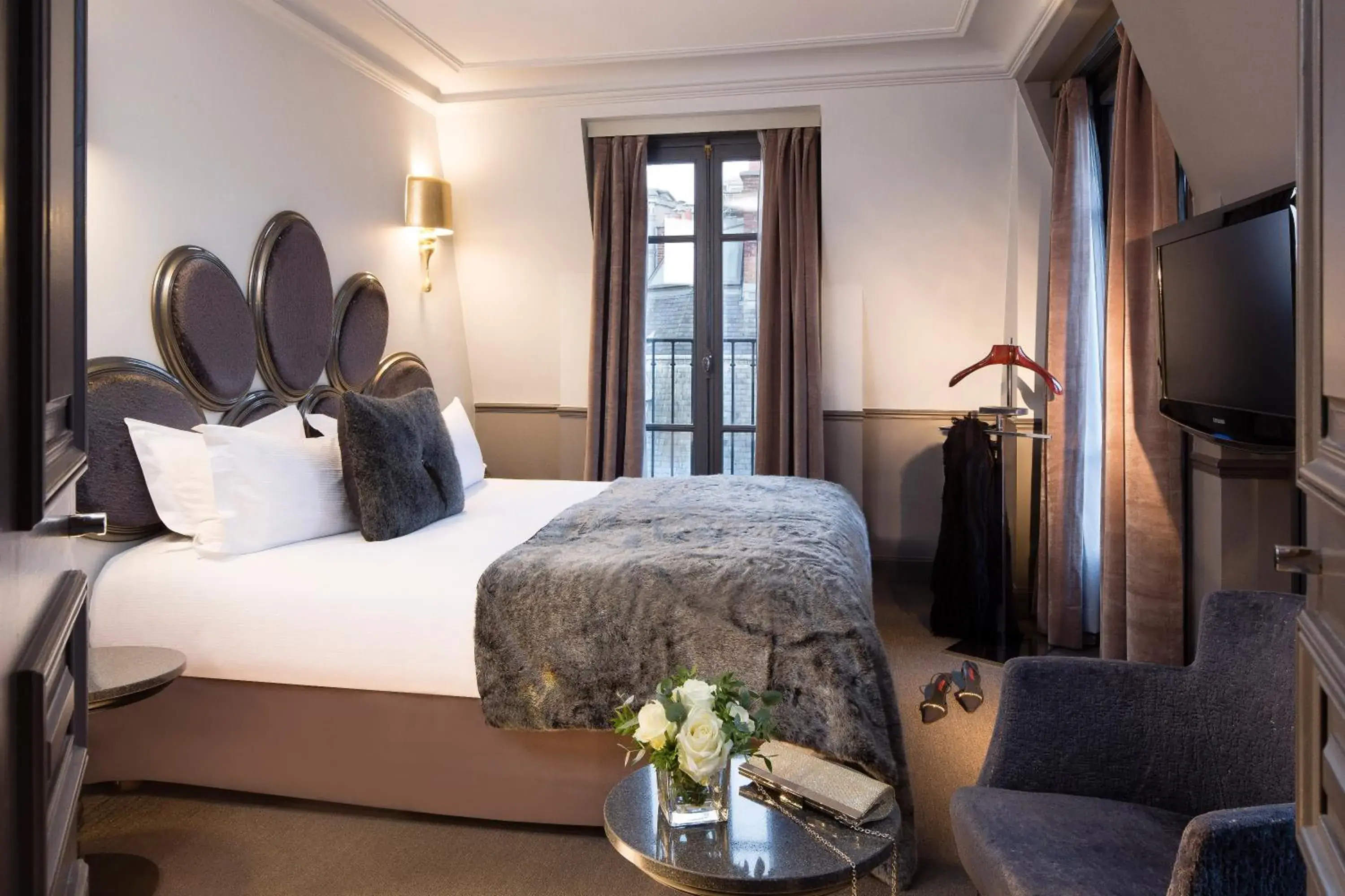 Photo of the whole room, Bed in Hotel Lumen Paris Louvre
