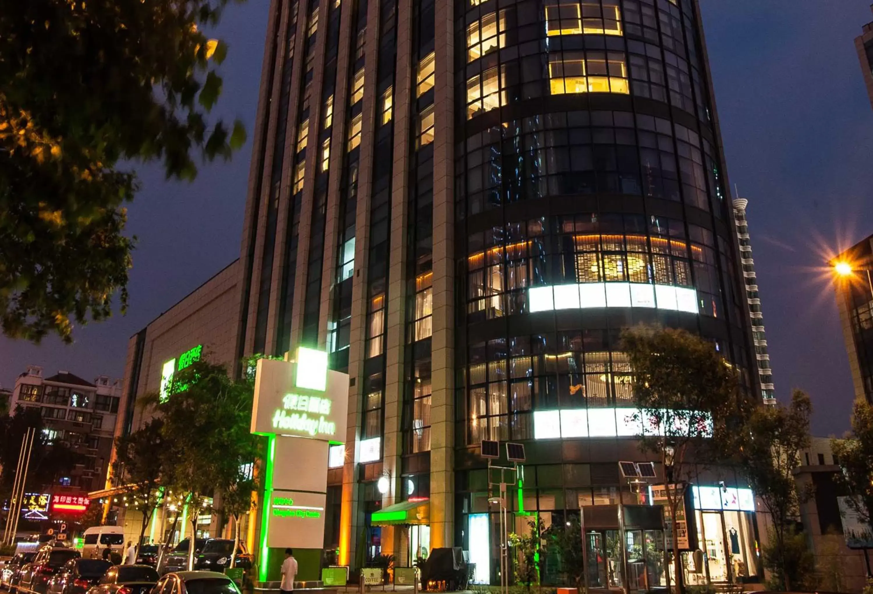 Property Building in Holiday Inn Qingdao City Center, an IHG Hotel - Shopping MALL
