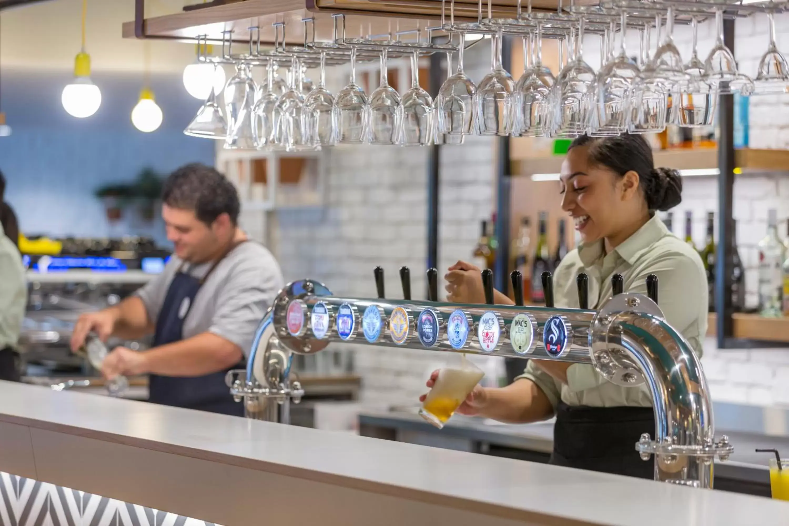 Lounge or bar in Holiday Inn Auckland Airport, an IHG Hotel