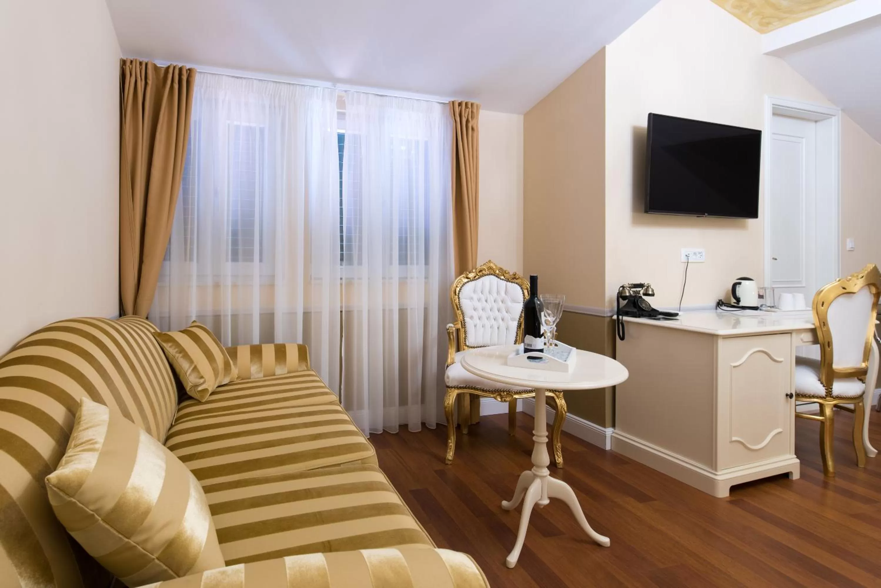 TV and multimedia in Central Square Heritage Hotel