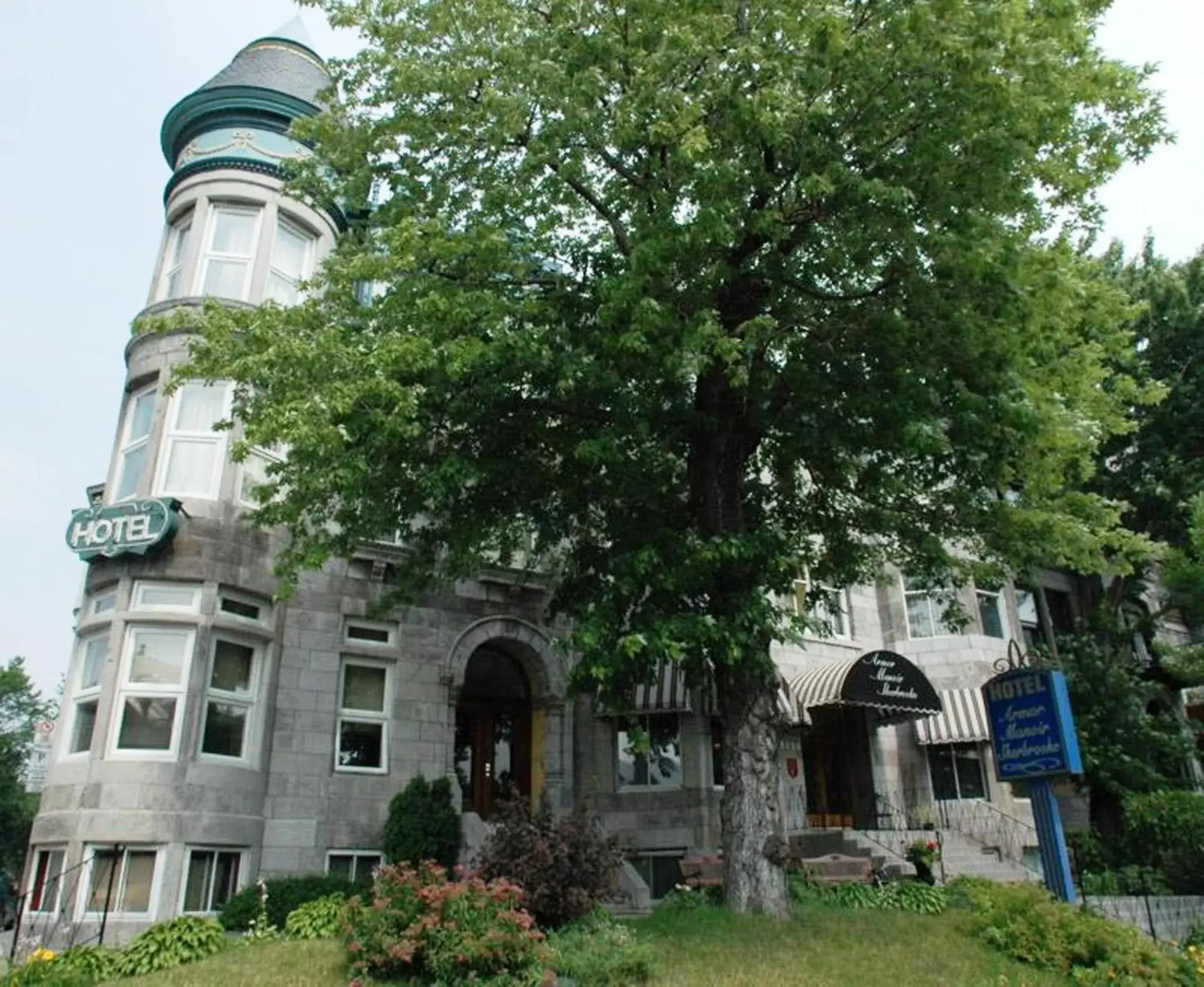 Facade/entrance in Manoir Sherbrooke