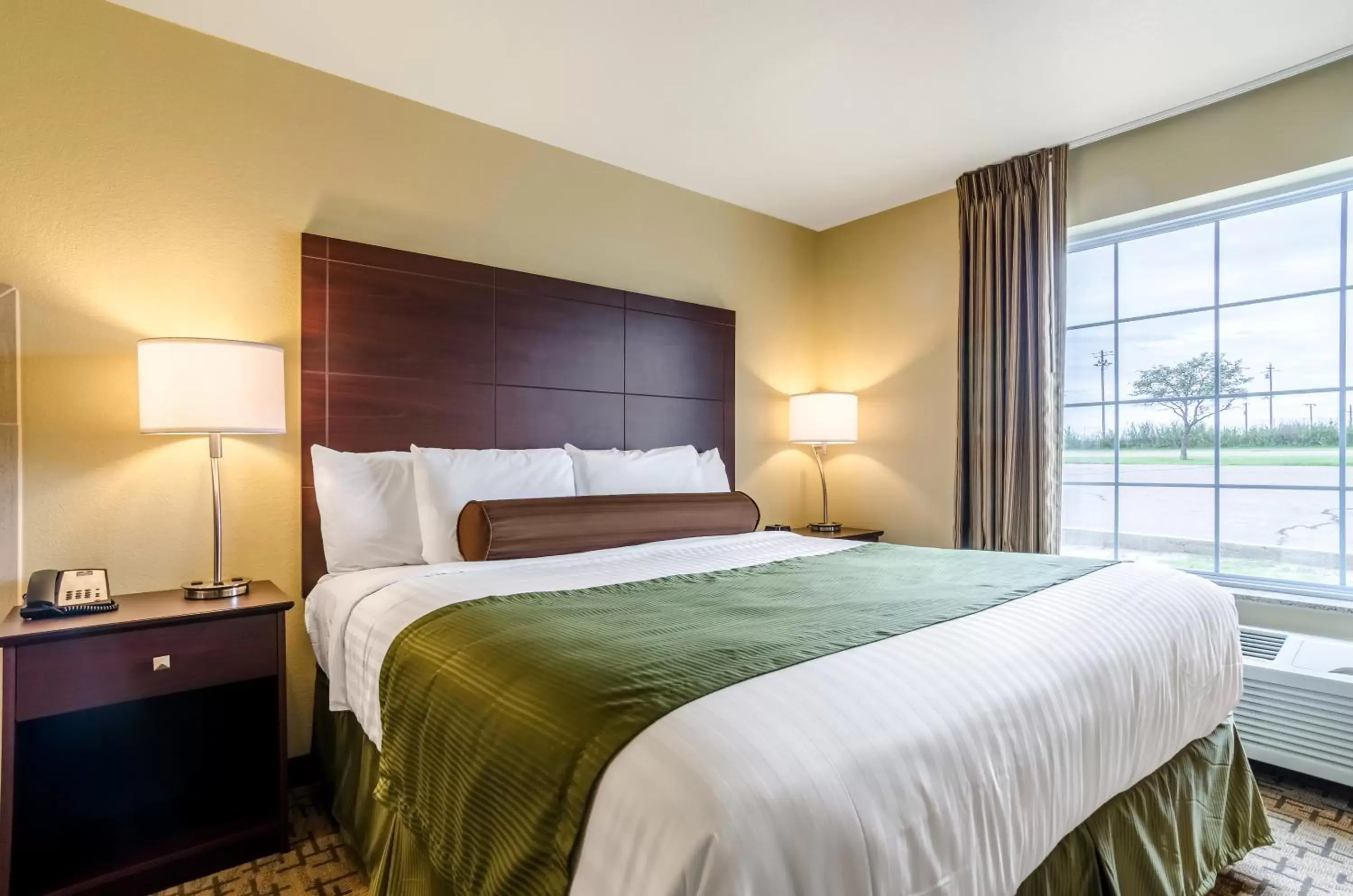Bed in Cobblestone Inn & Suites - Oberlin