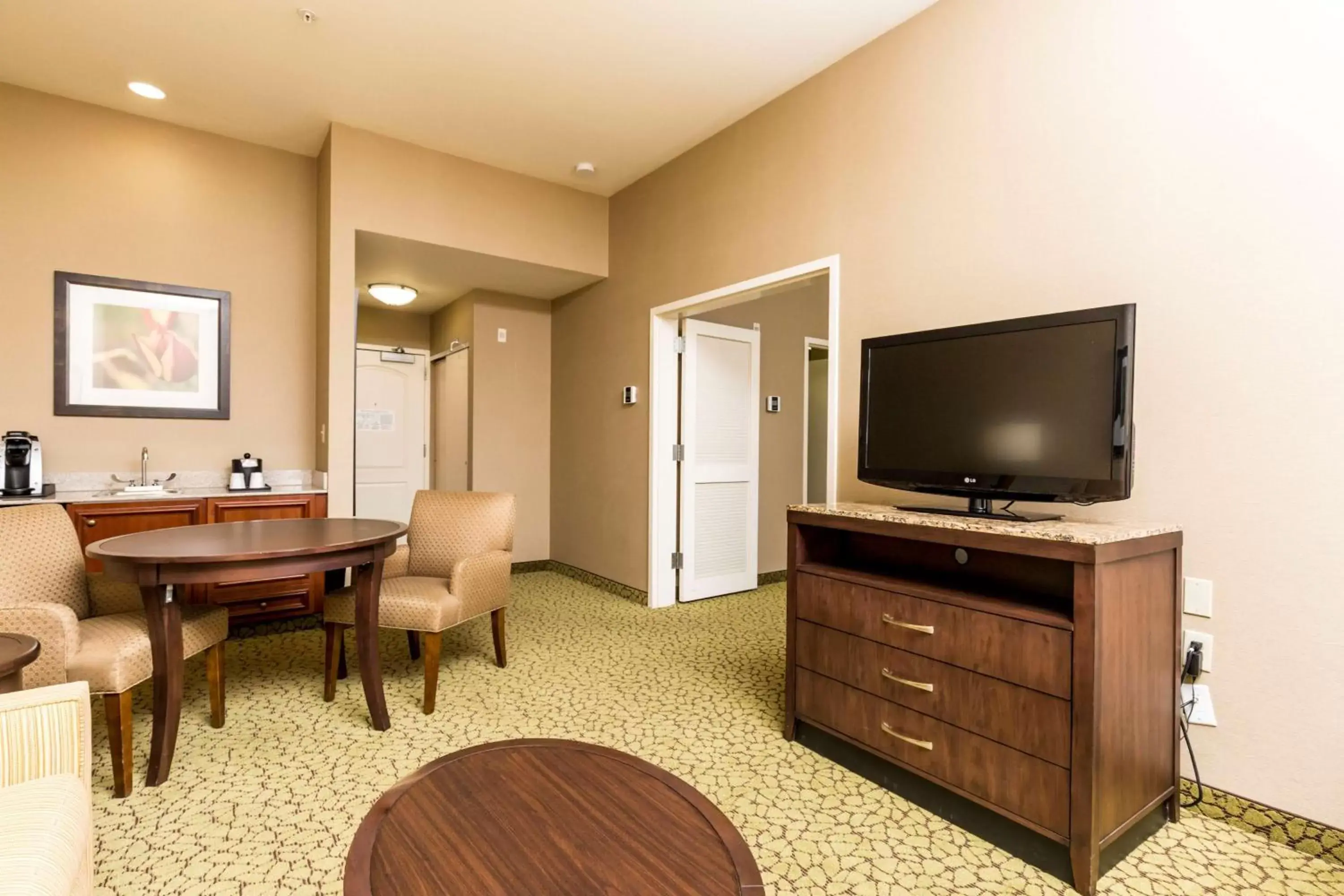 Living room, TV/Entertainment Center in Hilton Garden Inn St. George