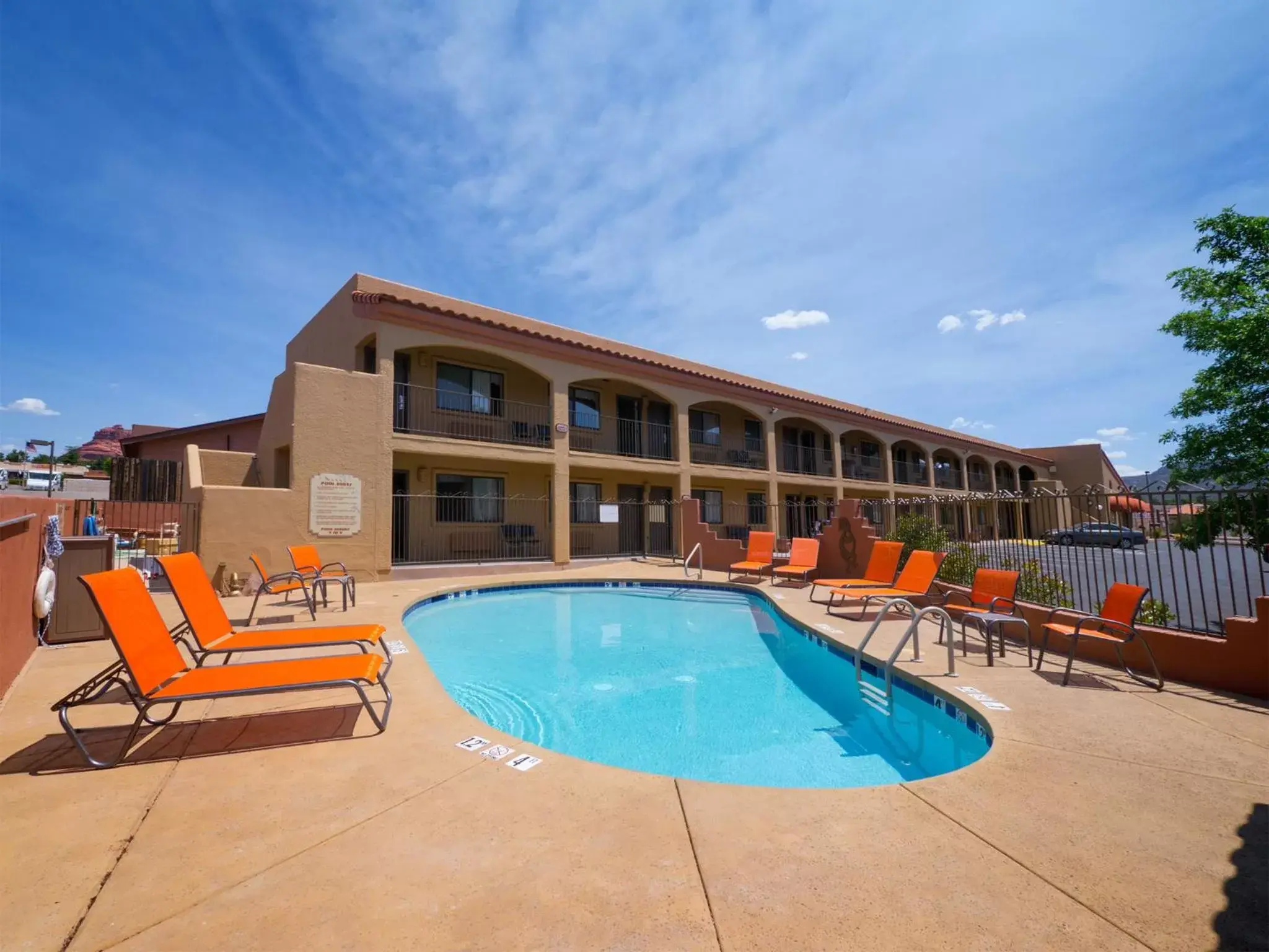 Swimming pool, Property Building in Desert Quail Inn Sedona at Bell Rock