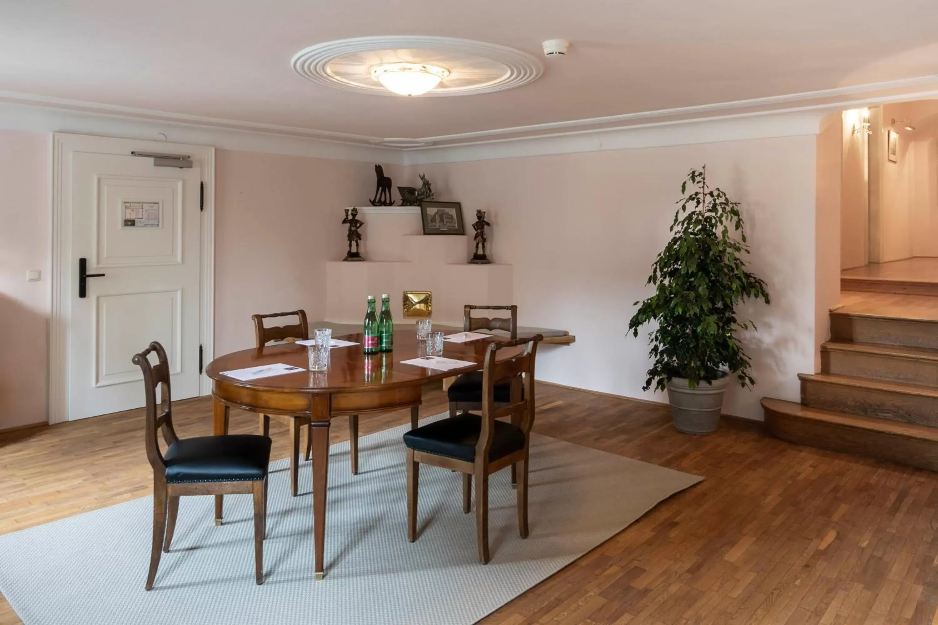 Living room, Dining Area in Schlosswirt zu Anif - Hotel und Restaurant