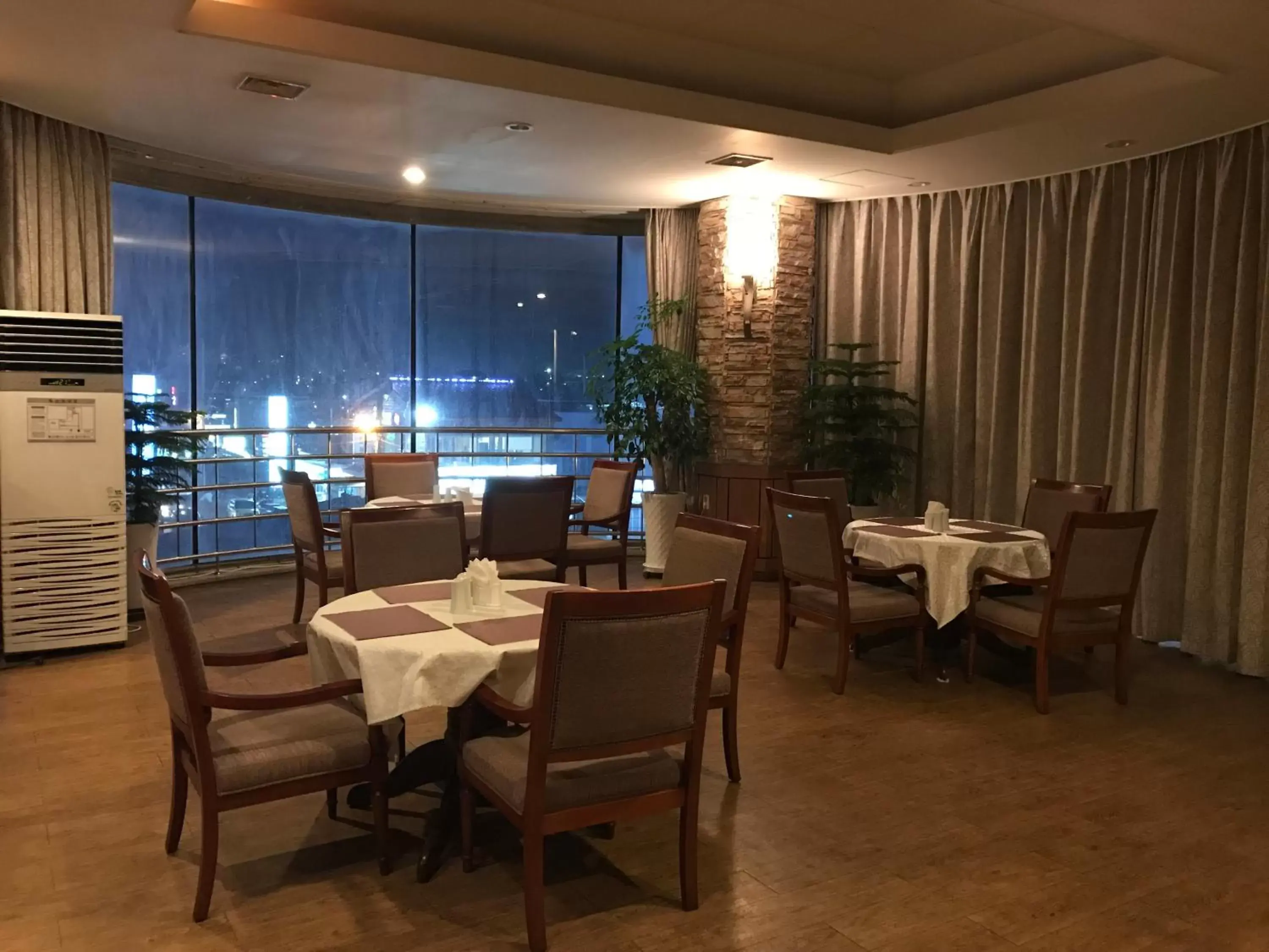 Restaurant/Places to Eat in Hotel Ocean View