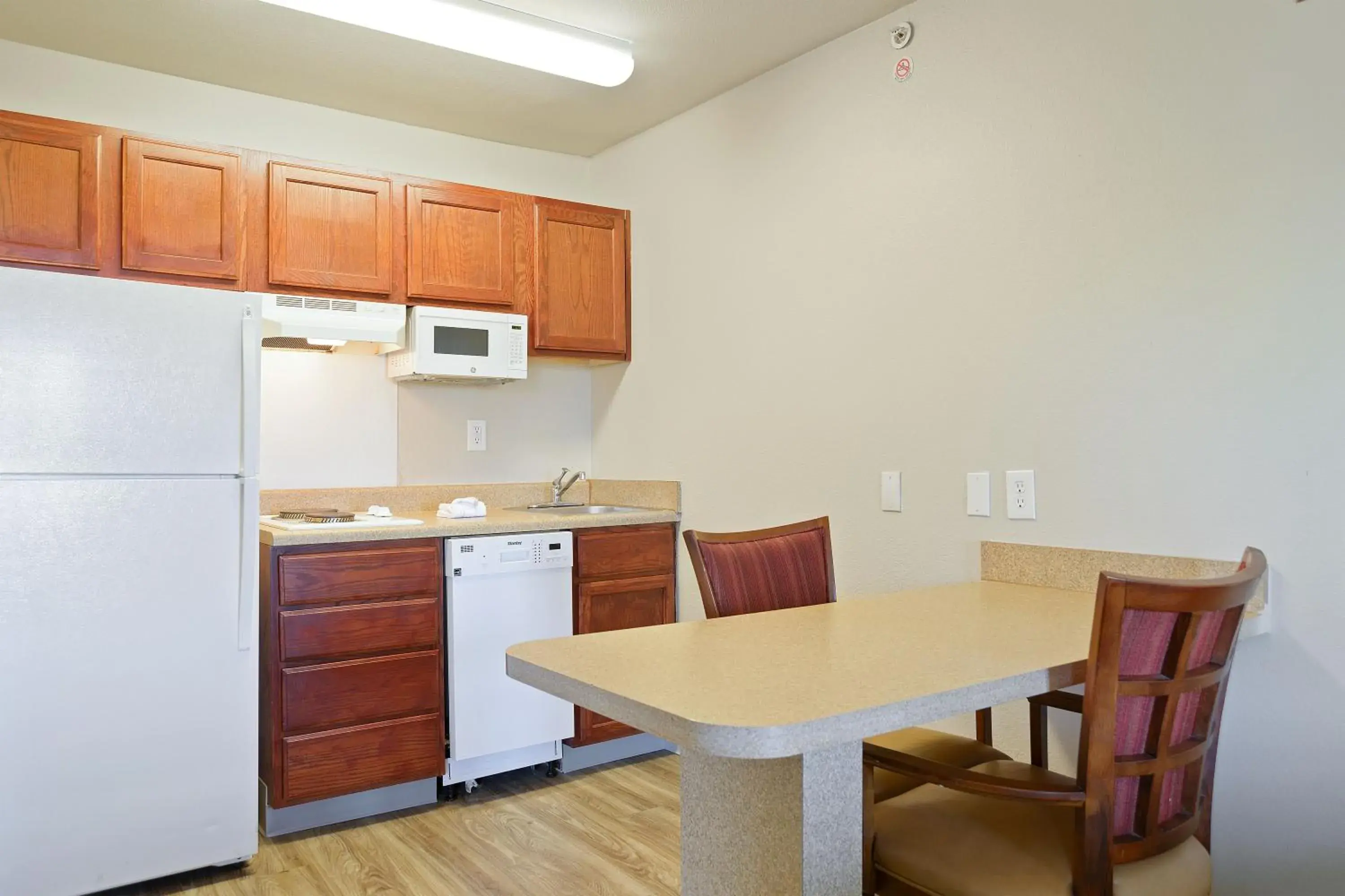 Kitchen or kitchenette in Extended Stay America Suites - Kansas City - Lenexa - 87th St