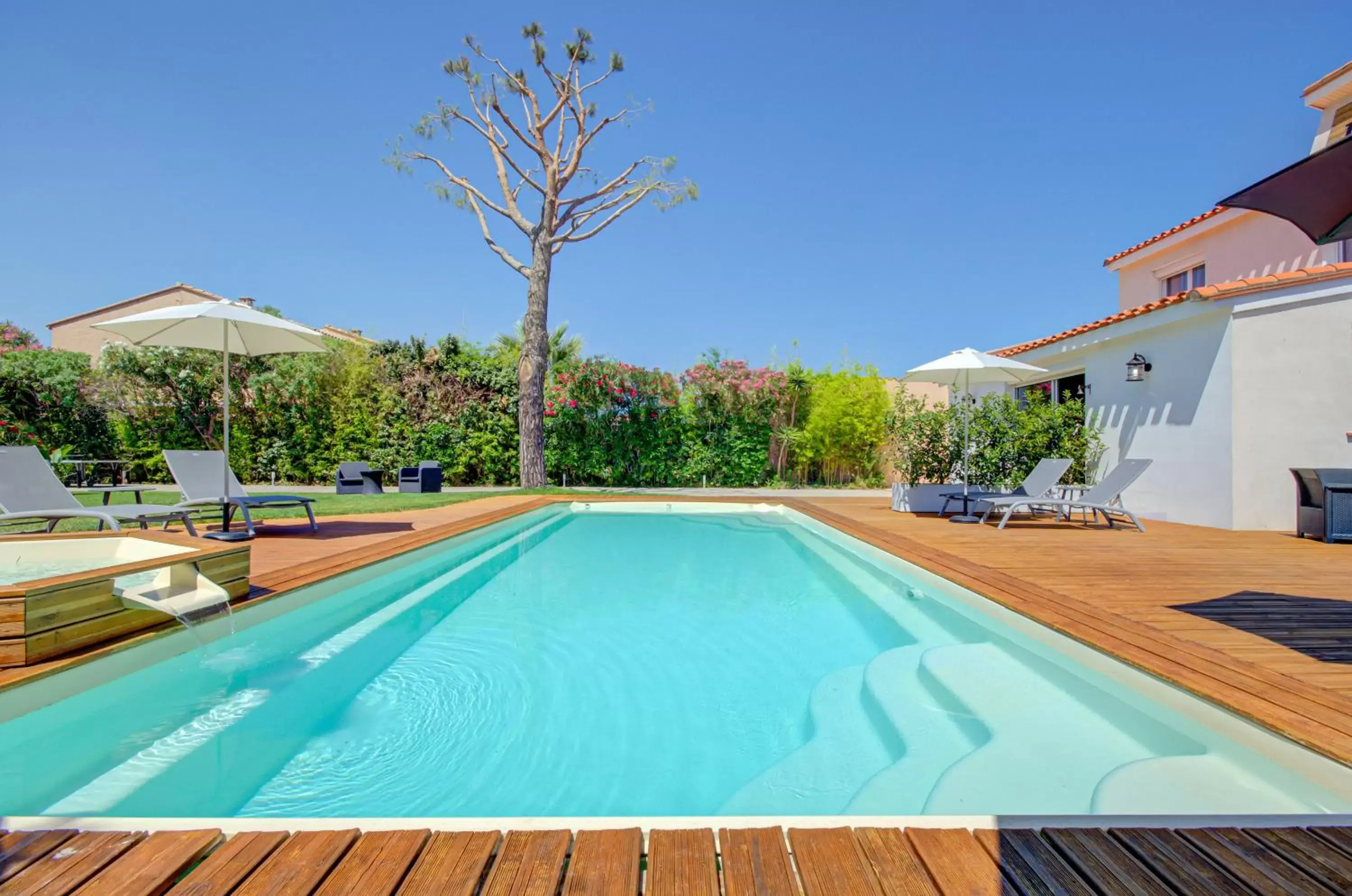 Garden, Swimming Pool in Domaine Le Courti