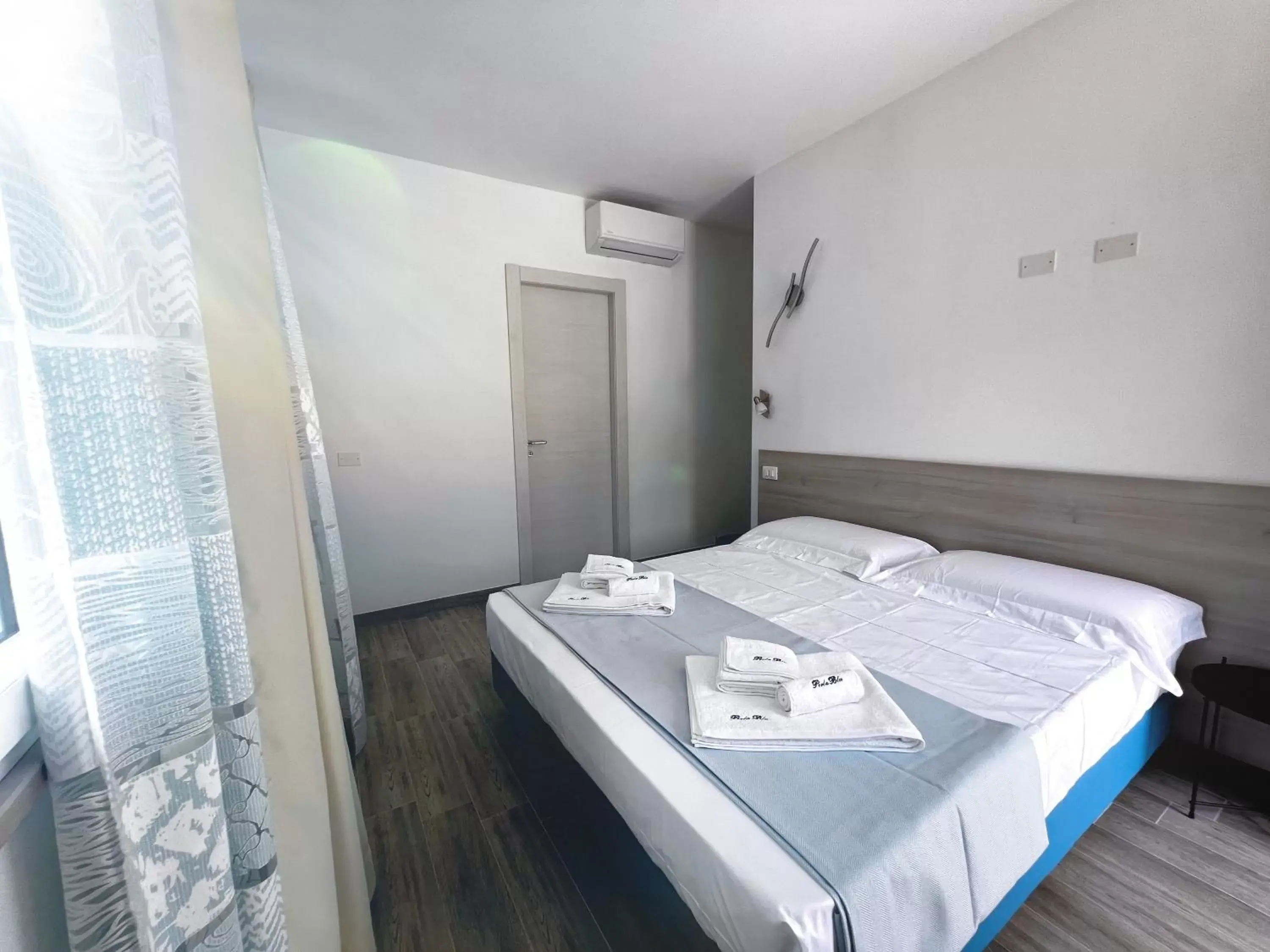 Bedroom, Bed in Perla Blu Tropea
